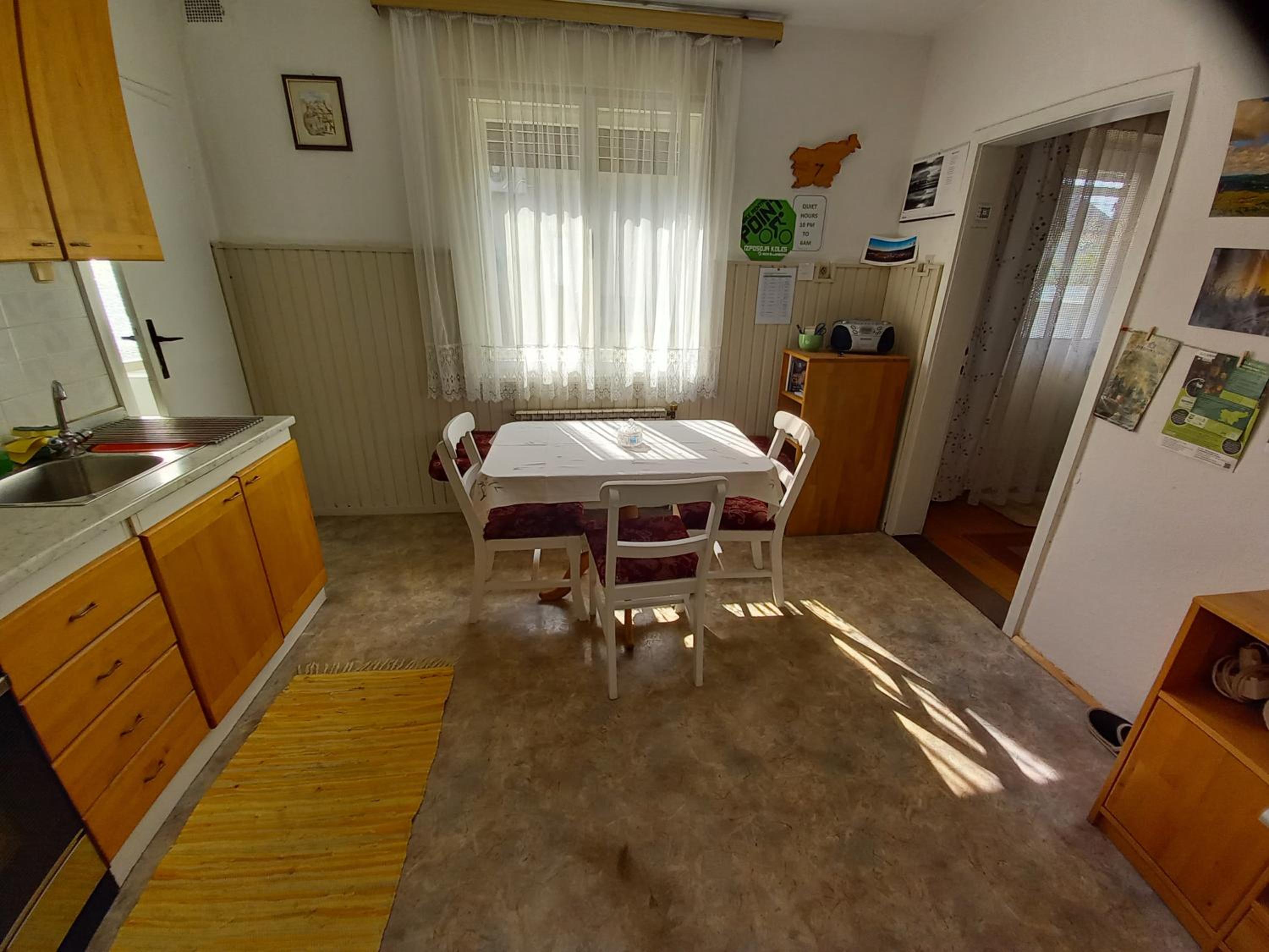 Studio Apartment with Balcony - Photo 3