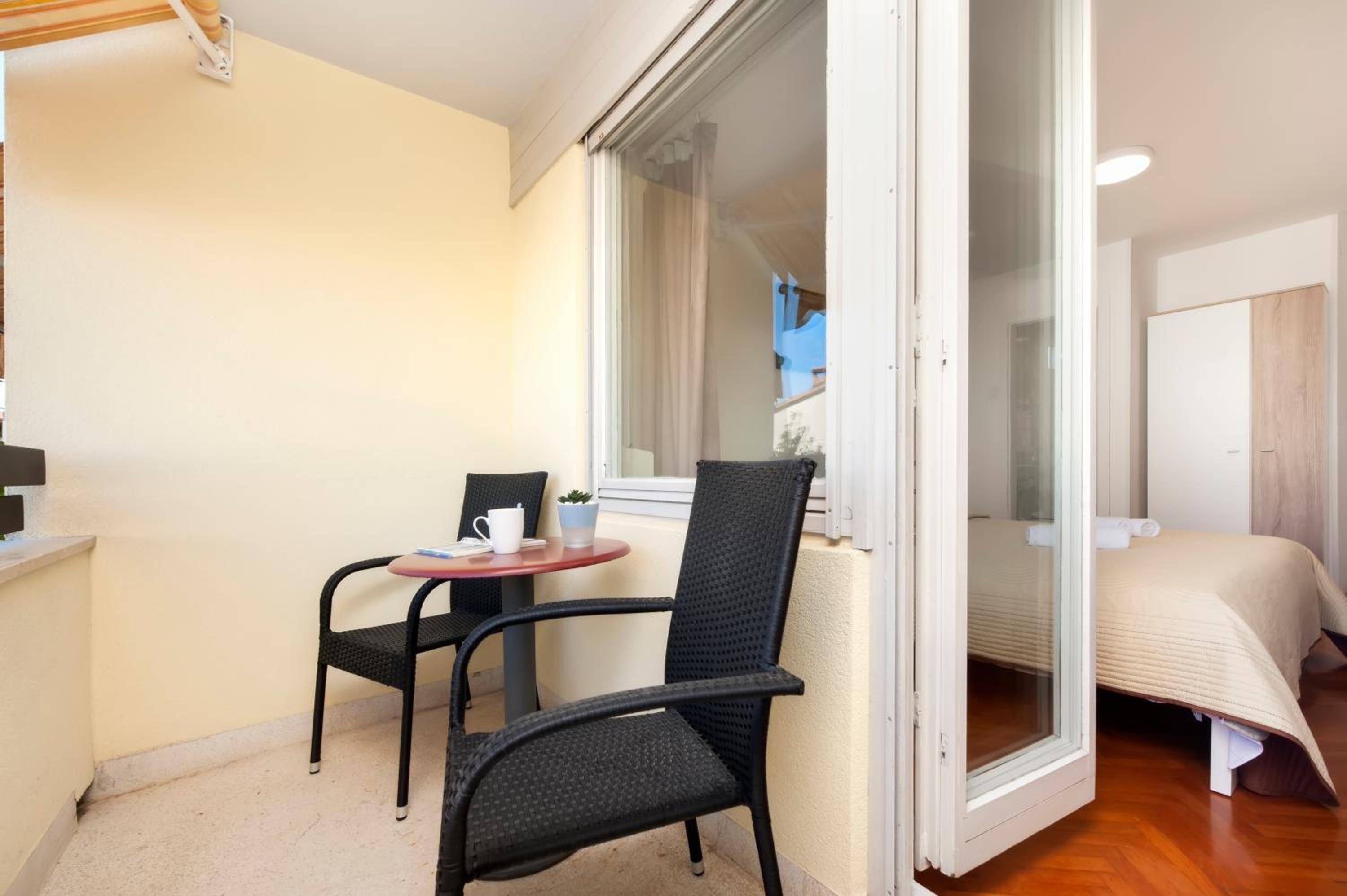 Deluxe Double Room with Balcony - Photo 21