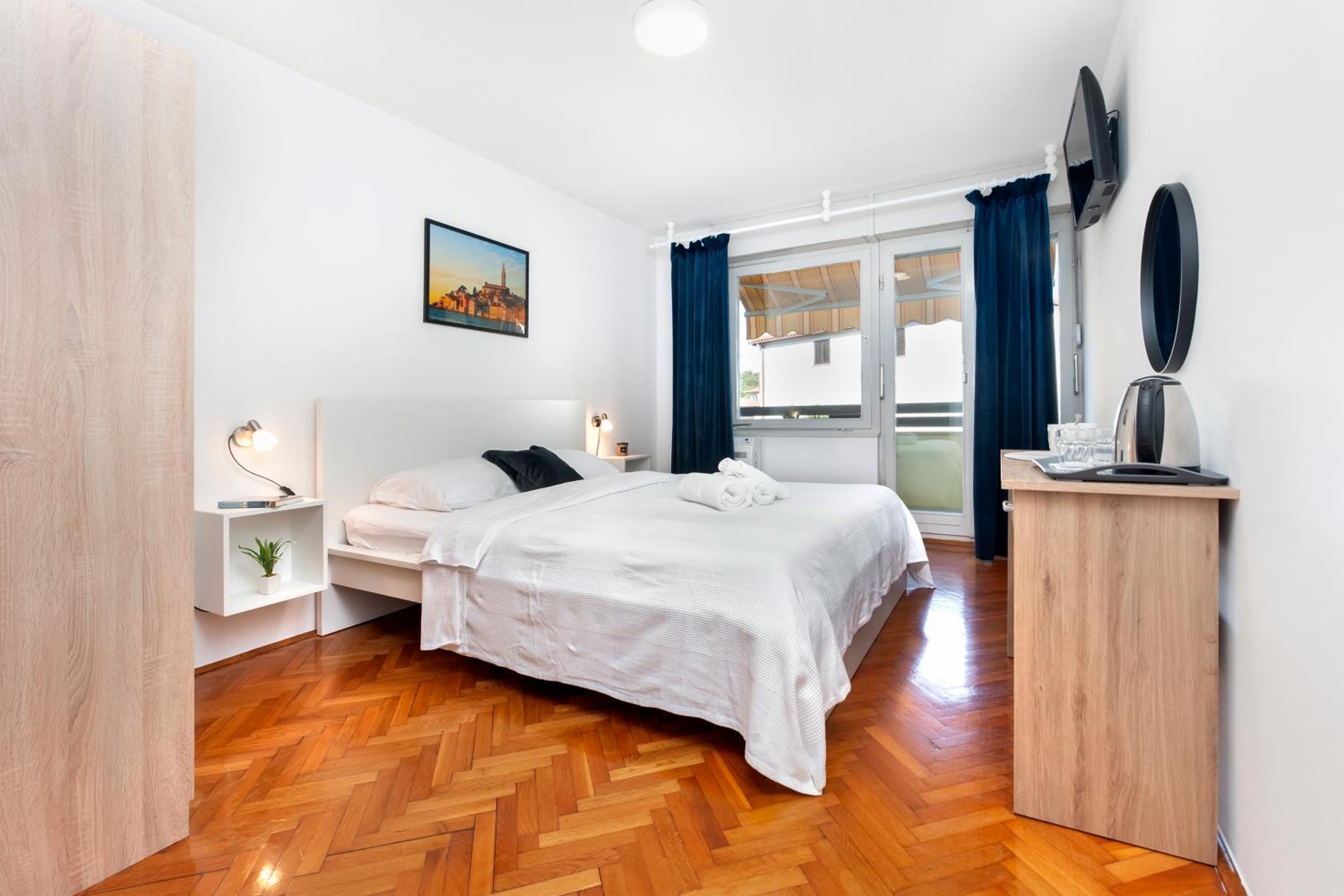 Deluxe Double Room with Balcony - Photo 16