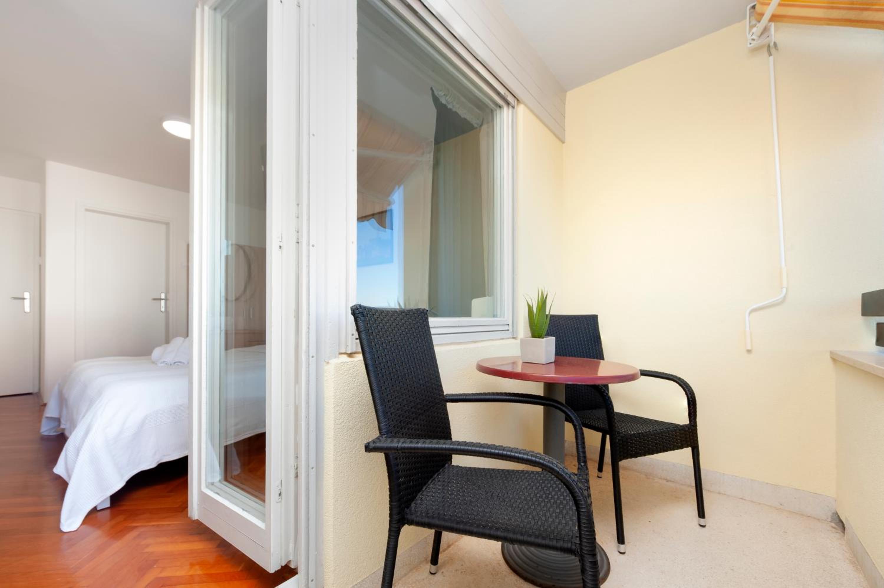 Deluxe Double Room with Balcony - Photo 17
