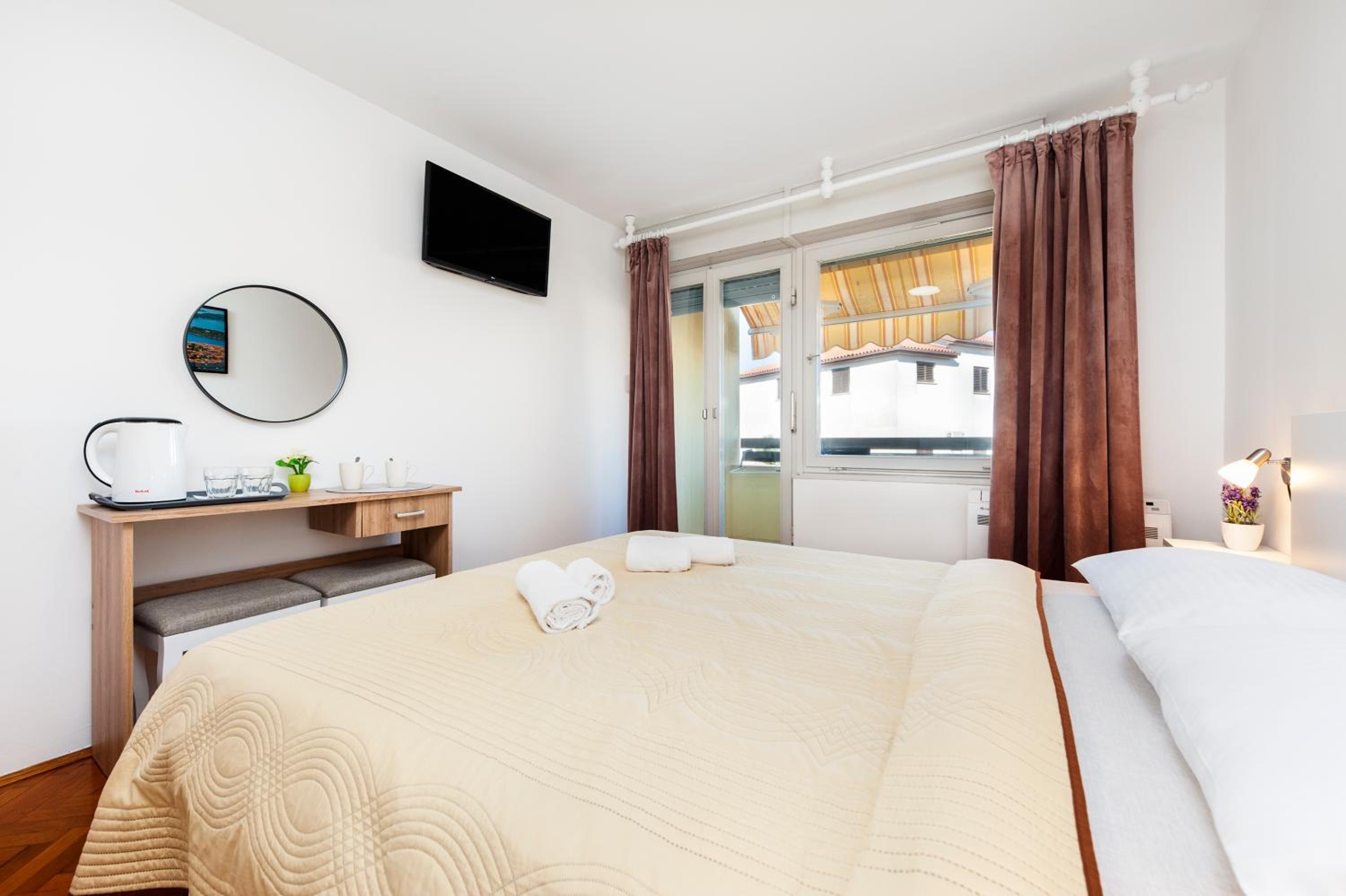 Deluxe Double Room with Balcony - Photo 18
