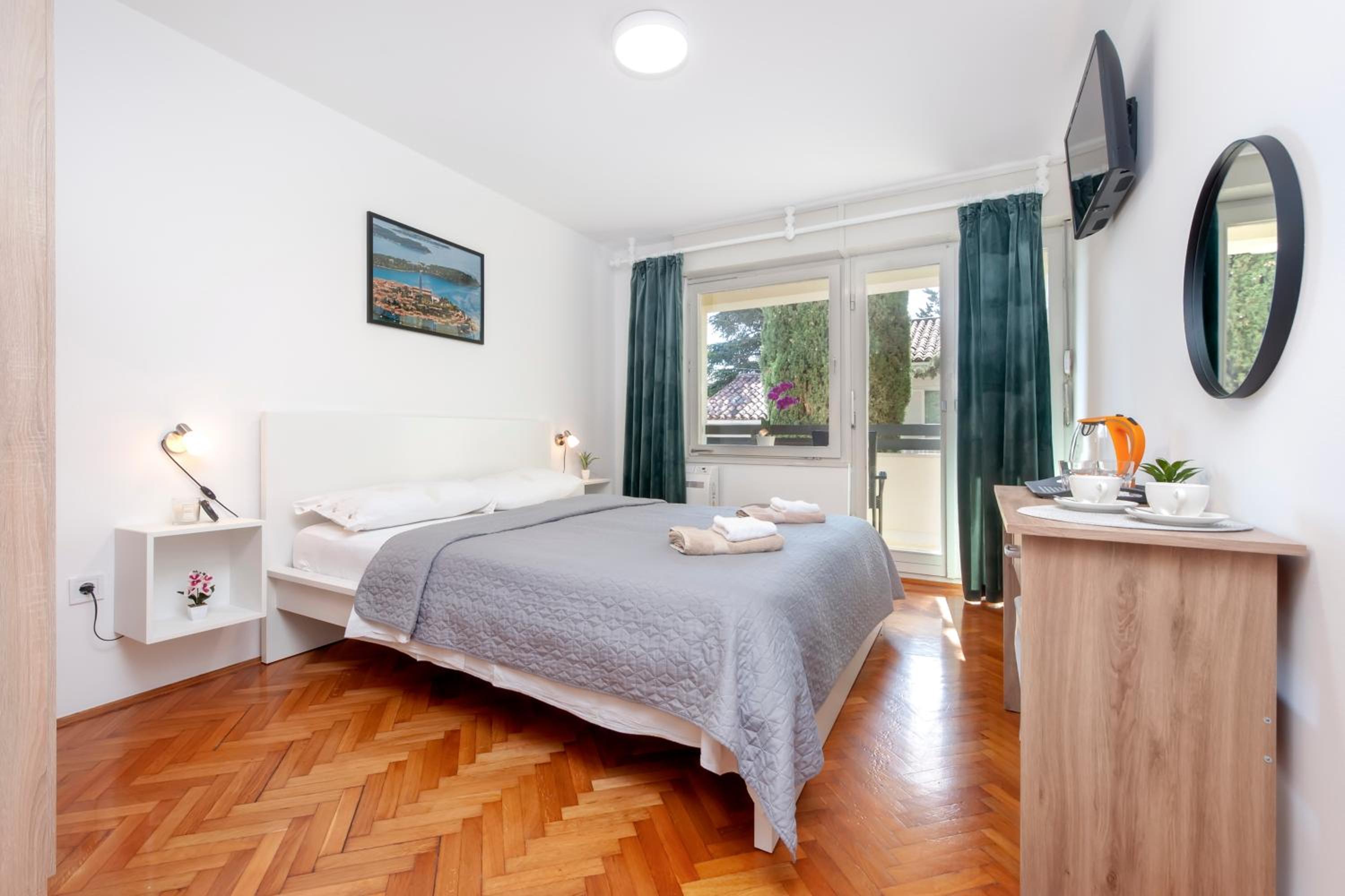 Deluxe Double Room with Balcony - Photo 13