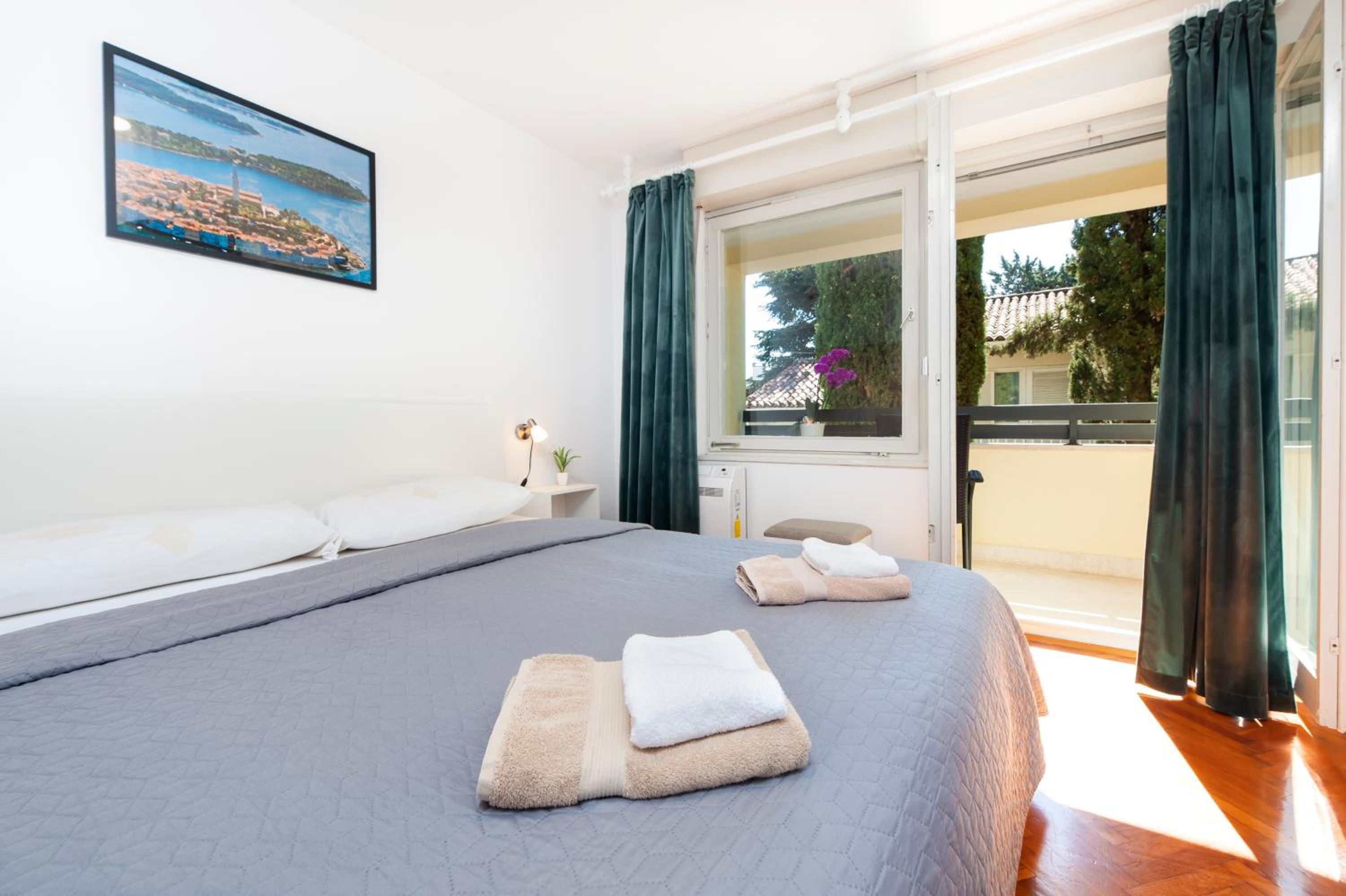 Deluxe Double Room with Balcony - Photo 14