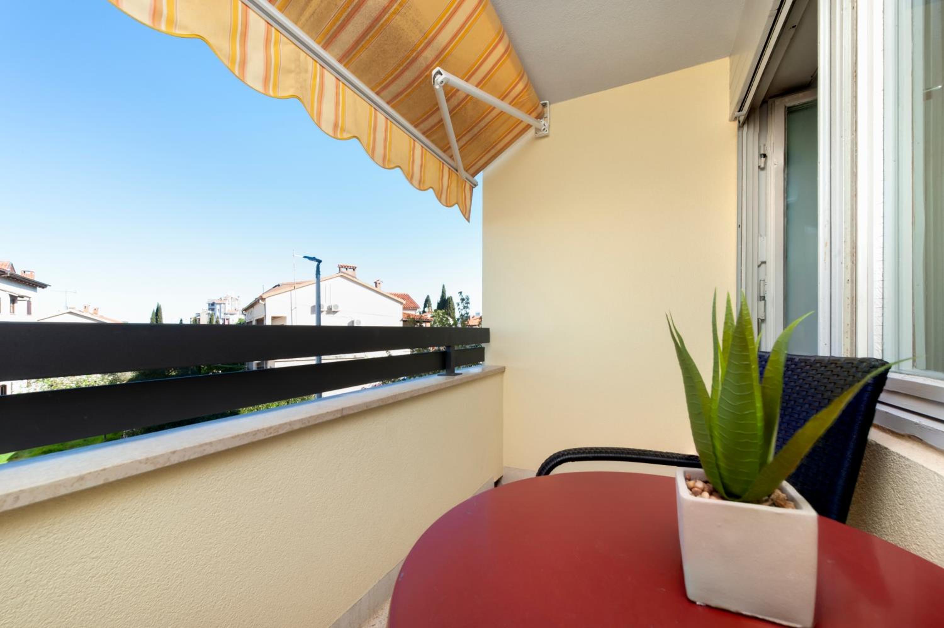 Deluxe Double Room with Balcony - Photo 7