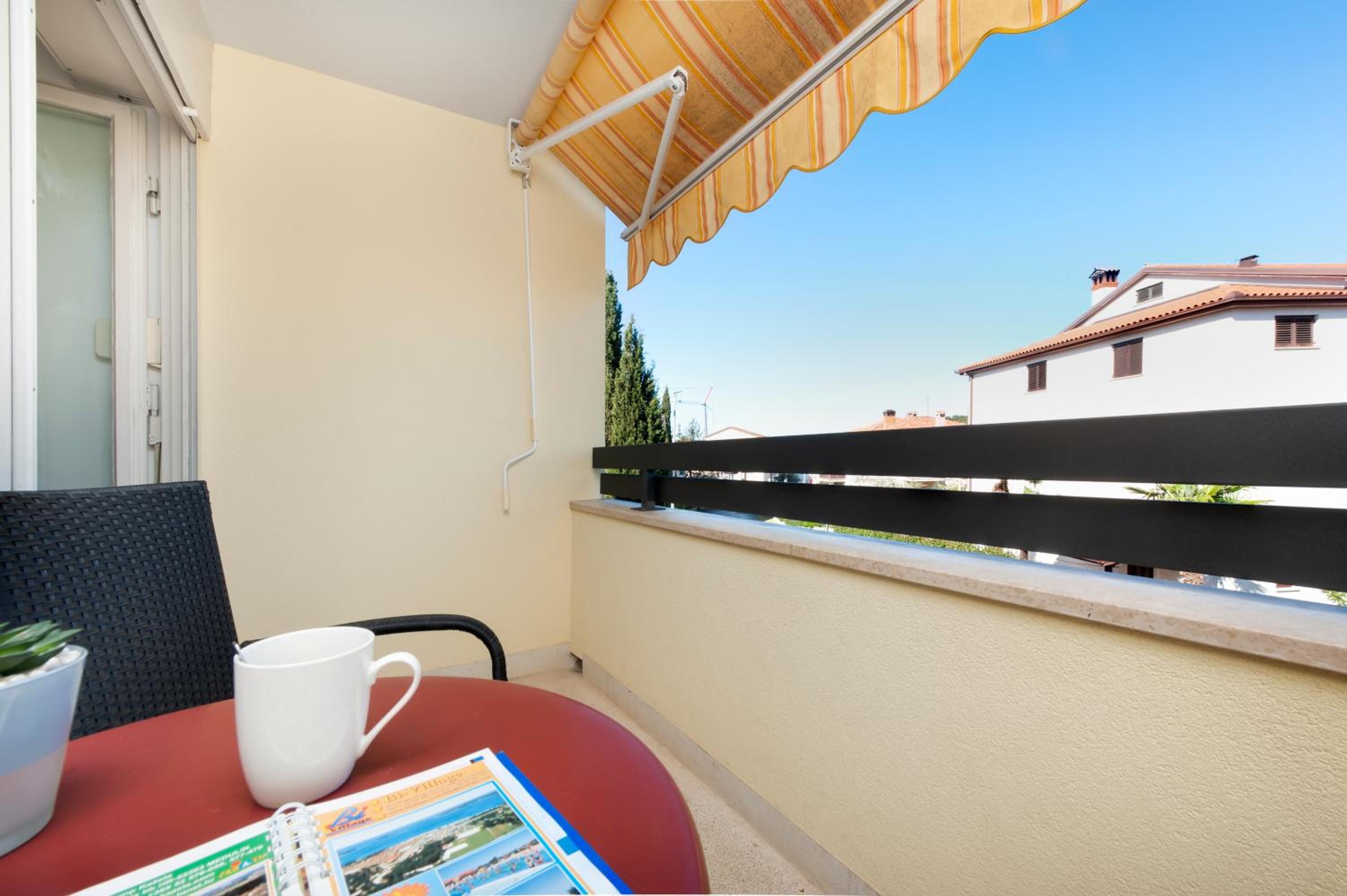 Deluxe Double Room with Balcony - Photo 8