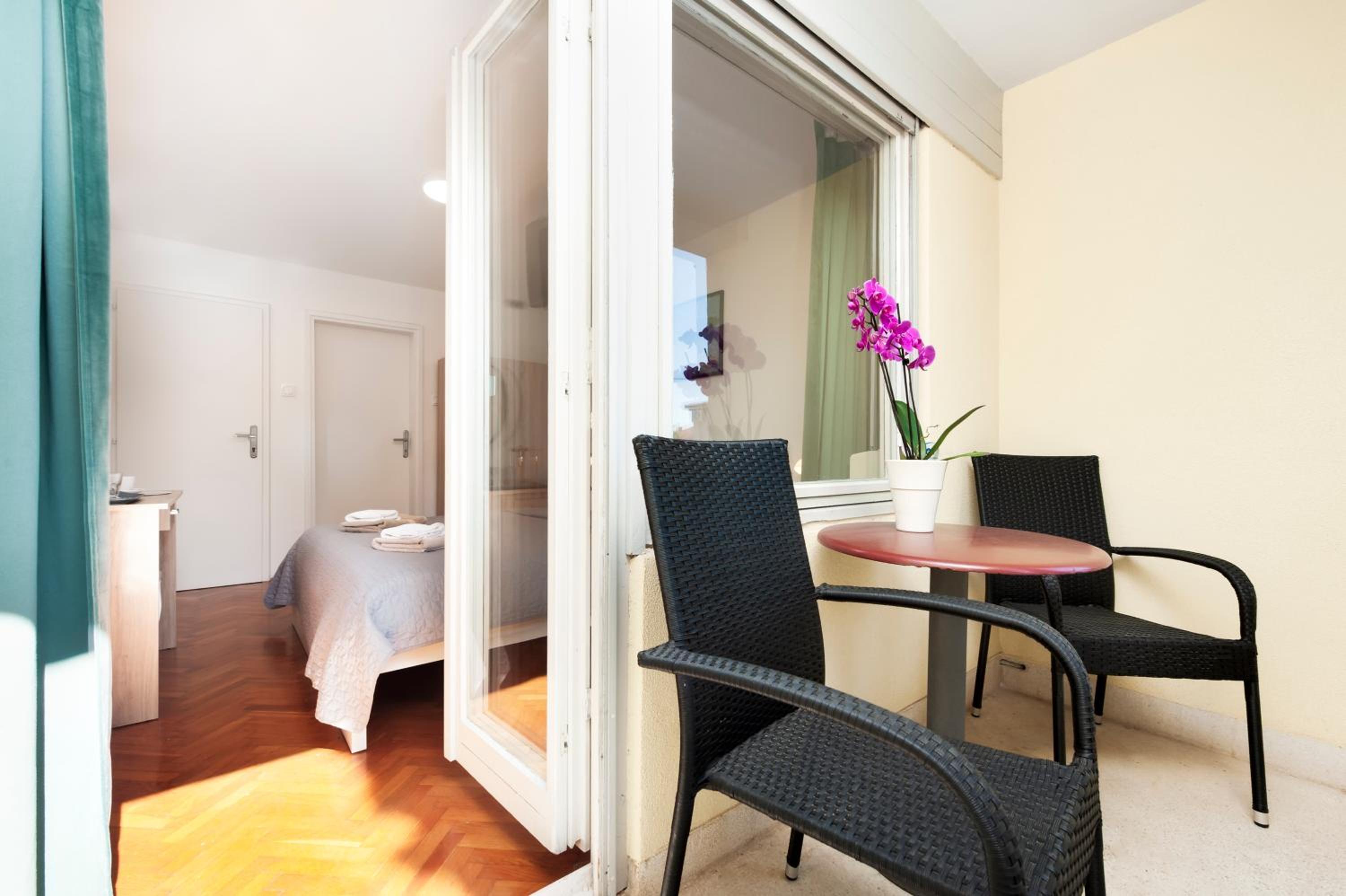 Deluxe Double Room with Balcony - Photo 9