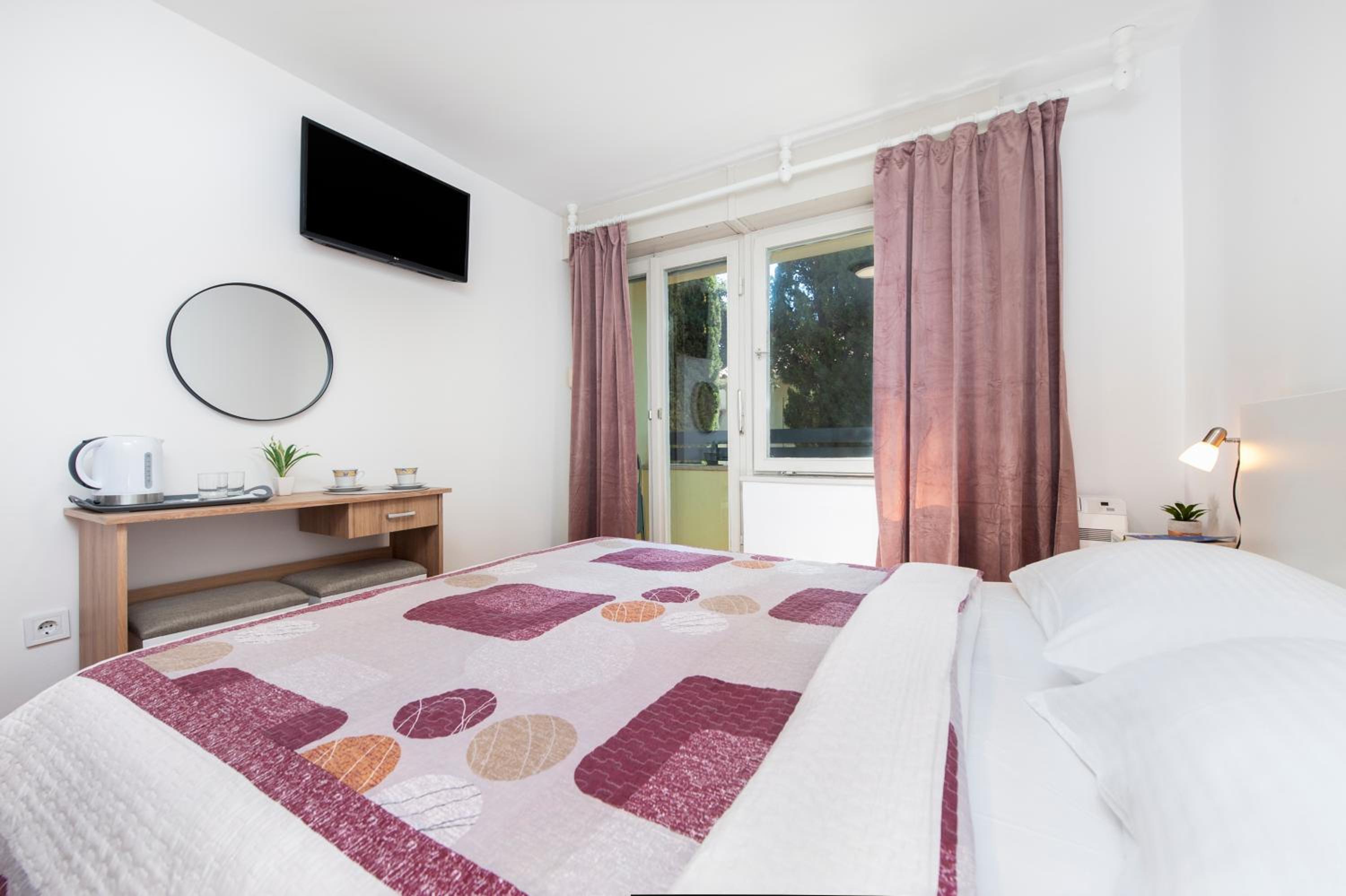 Deluxe Double Room with Balcony - Photo 11
