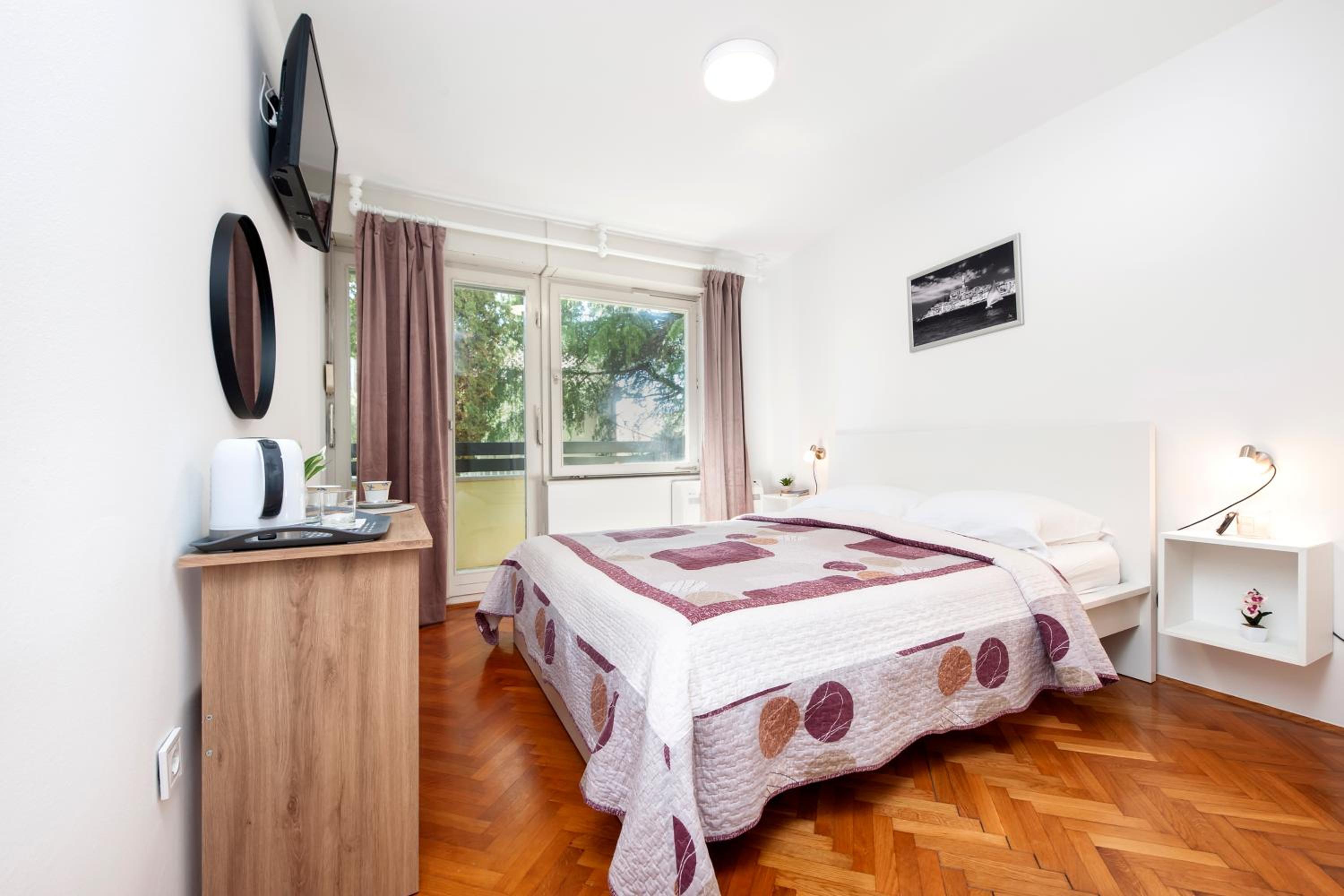 Deluxe Double Room with Balcony - Photo 12