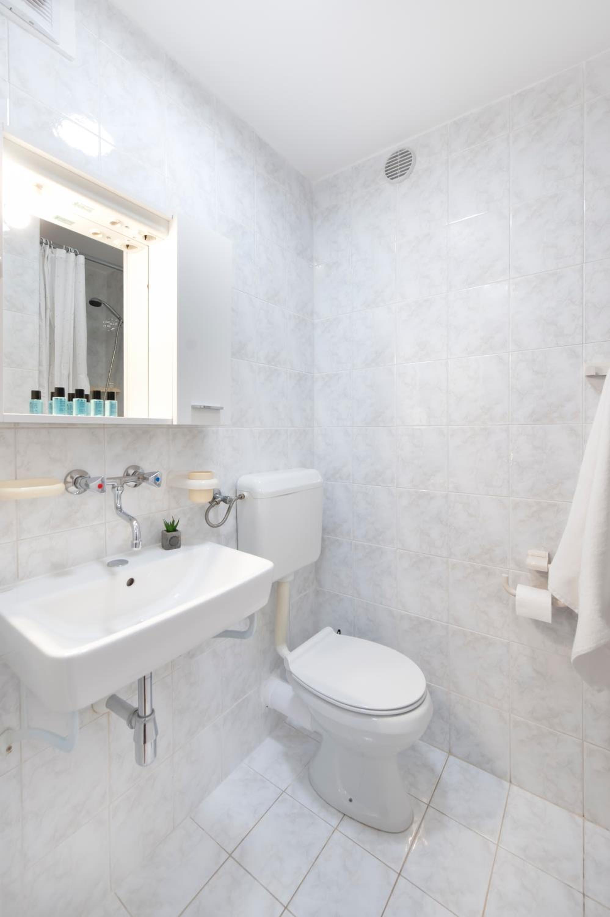 Deluxe Double Room with Balcony - Photo 5