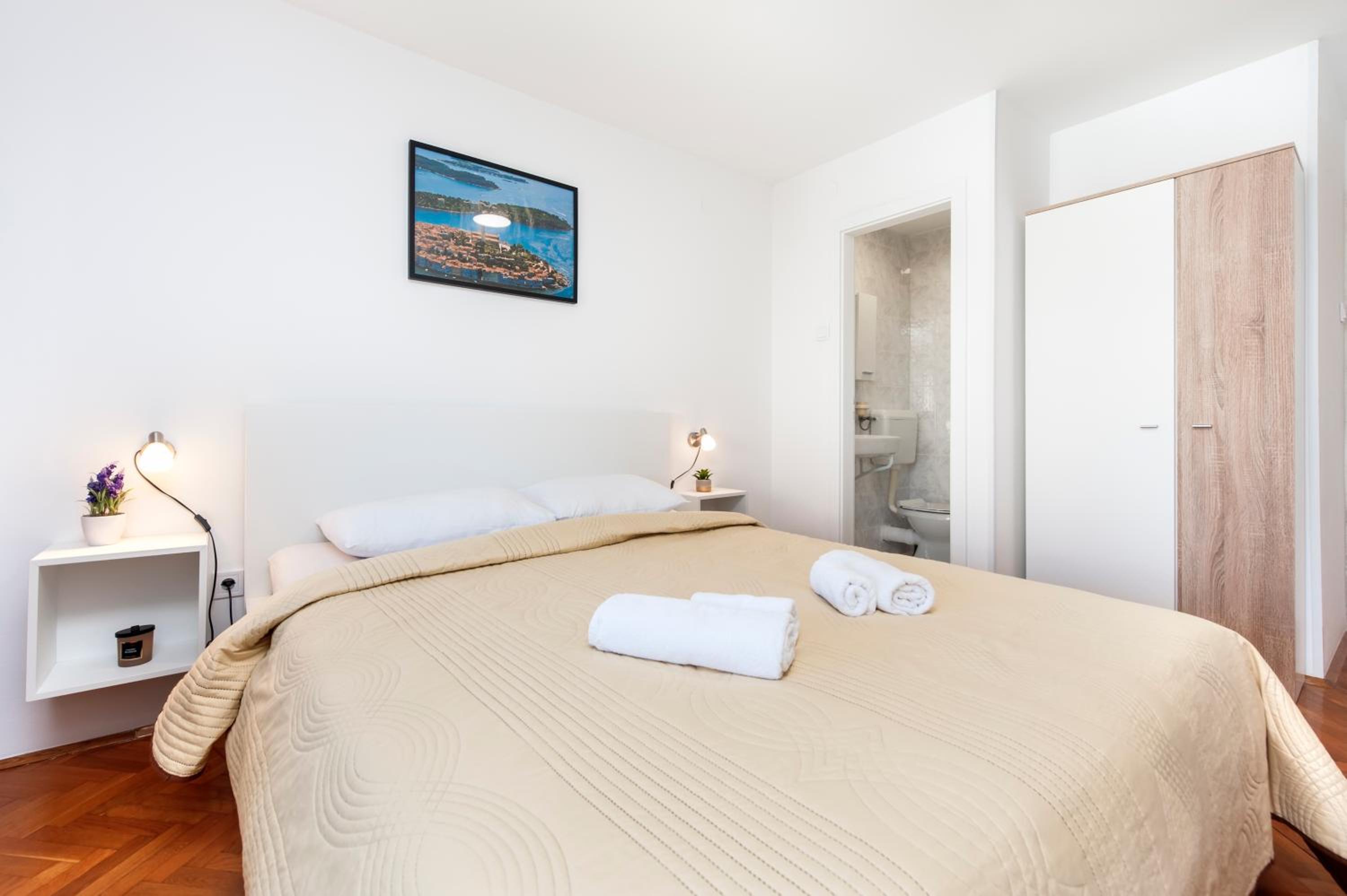 Deluxe Double Room with Balcony - Photo 27