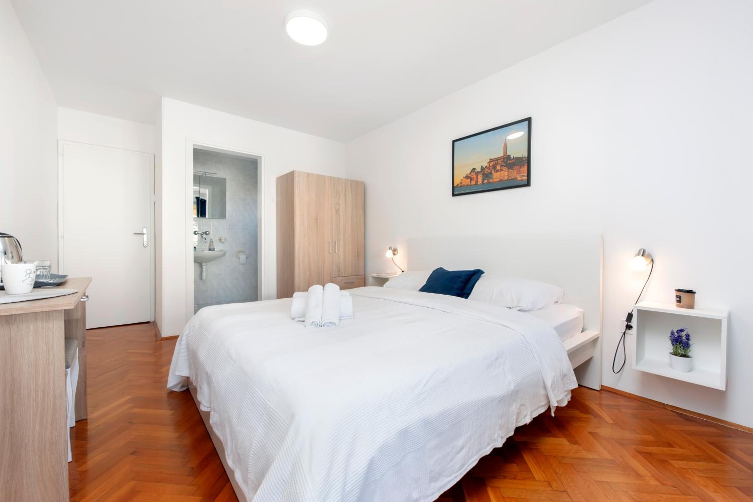 Deluxe Double Room with Balcony - Photo 32