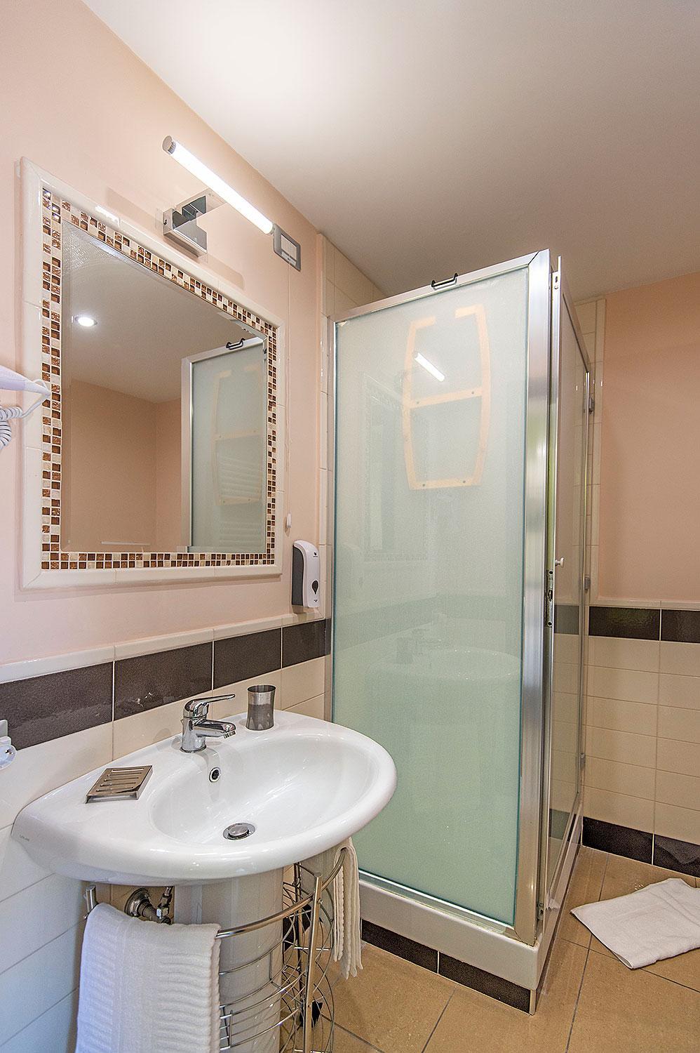 Junior Suite with Balcony - Photo 7