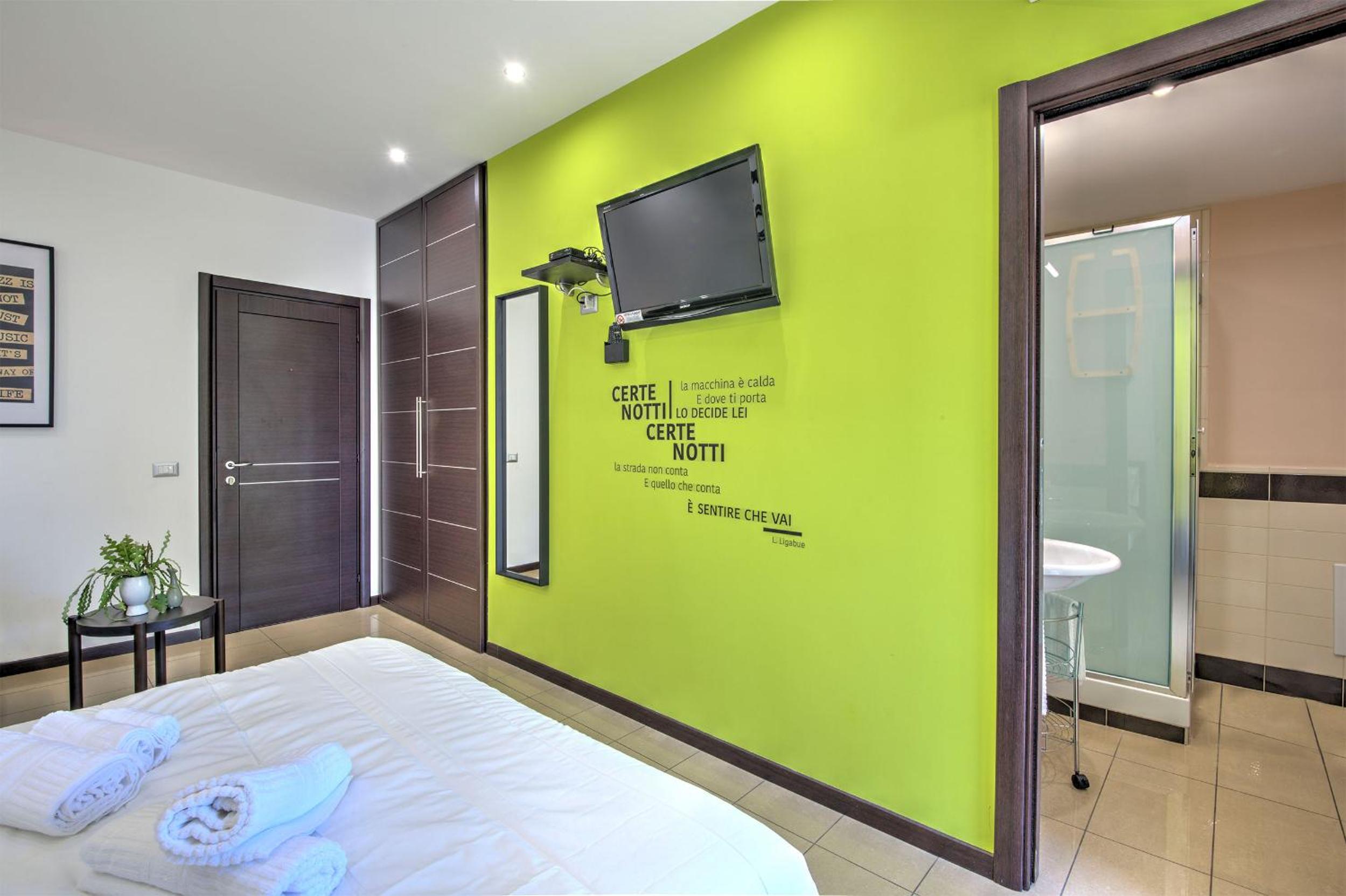 Junior Suite with Balcony - Photo 6