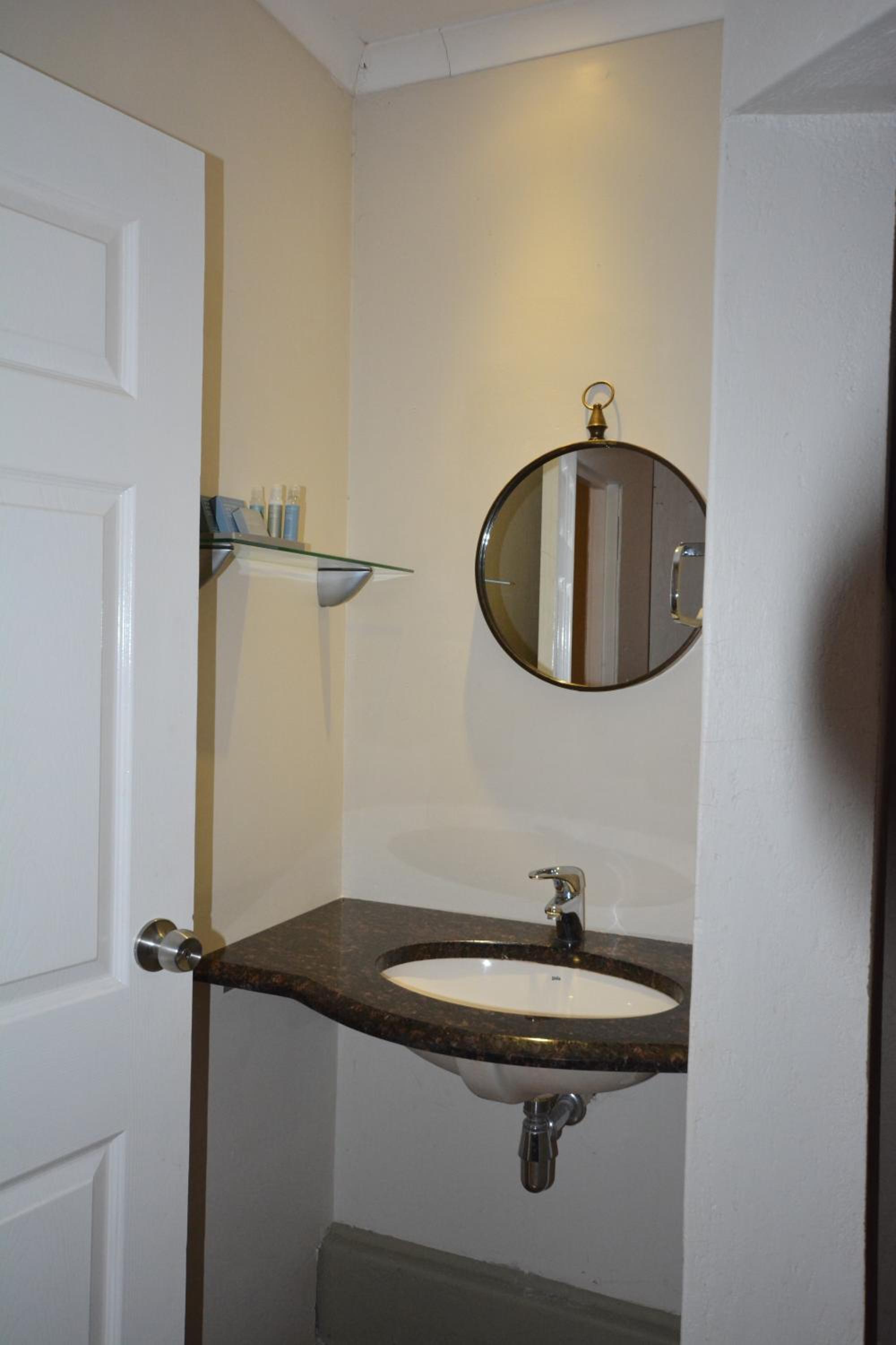 Superior King or Twin Room - Photo 9