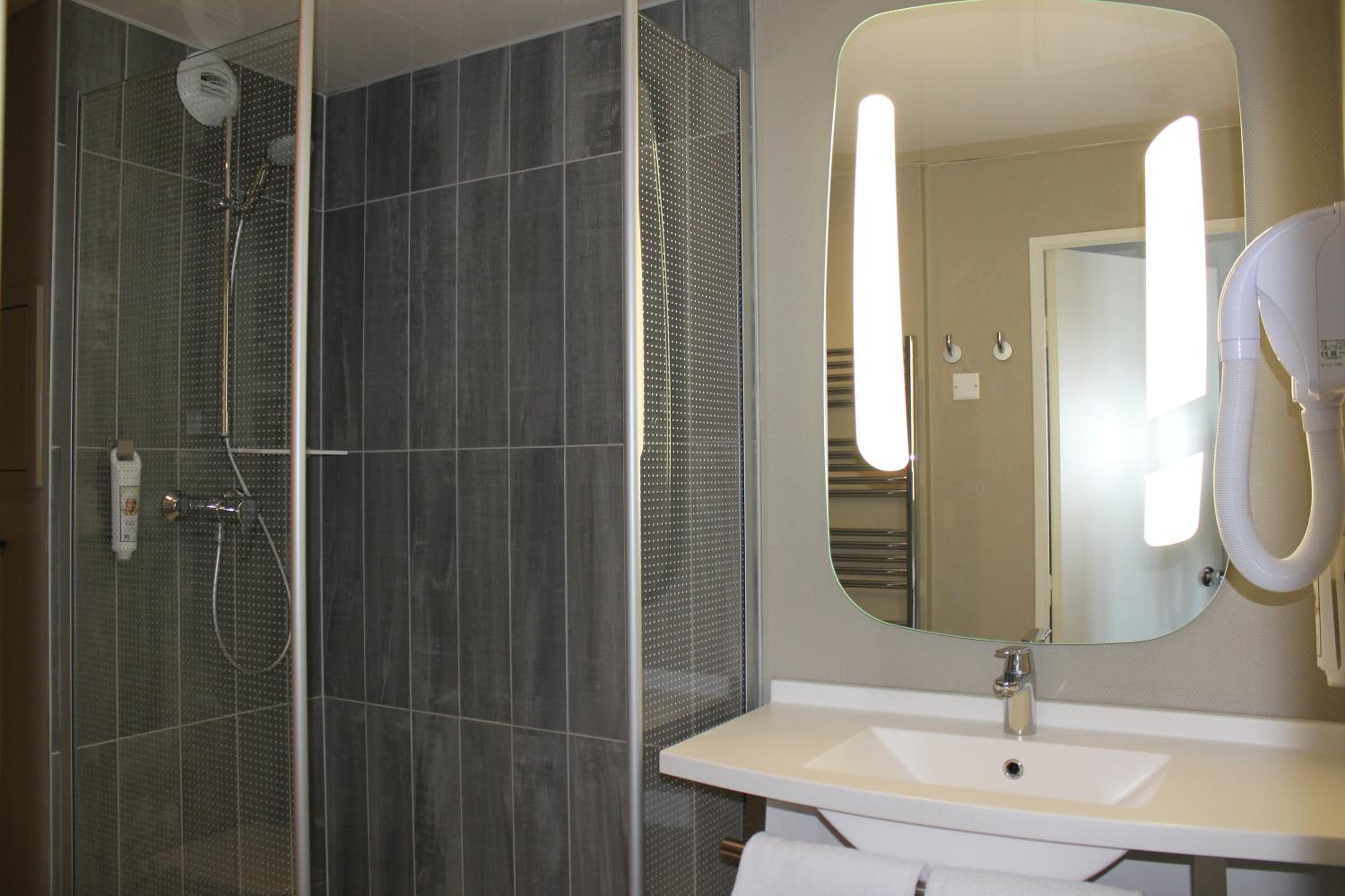 Standard Single Room - Photo 9