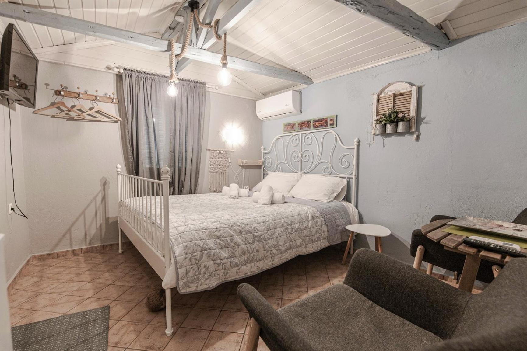 One-Bedroom House photo 1