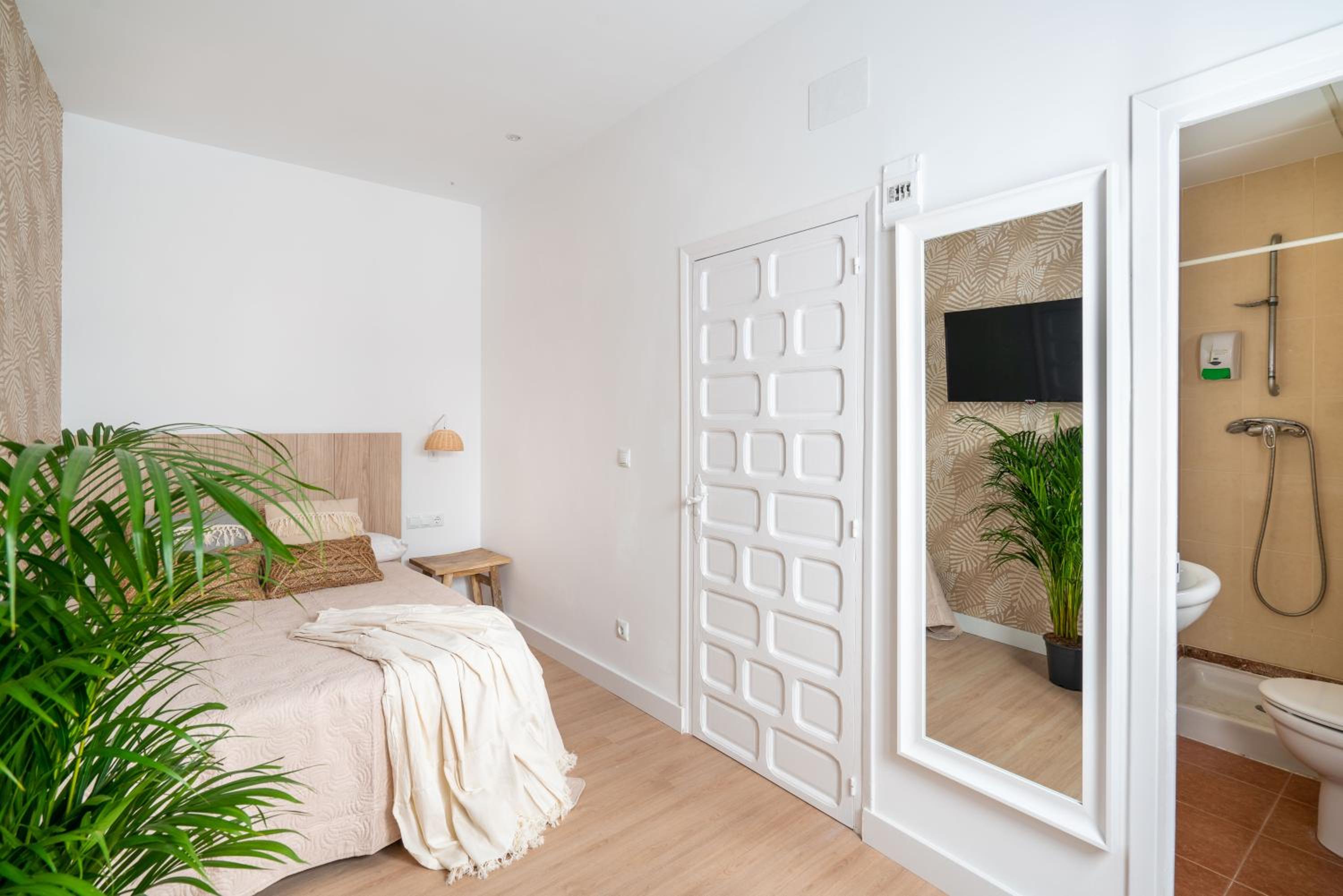 Budget Double Room photo 3