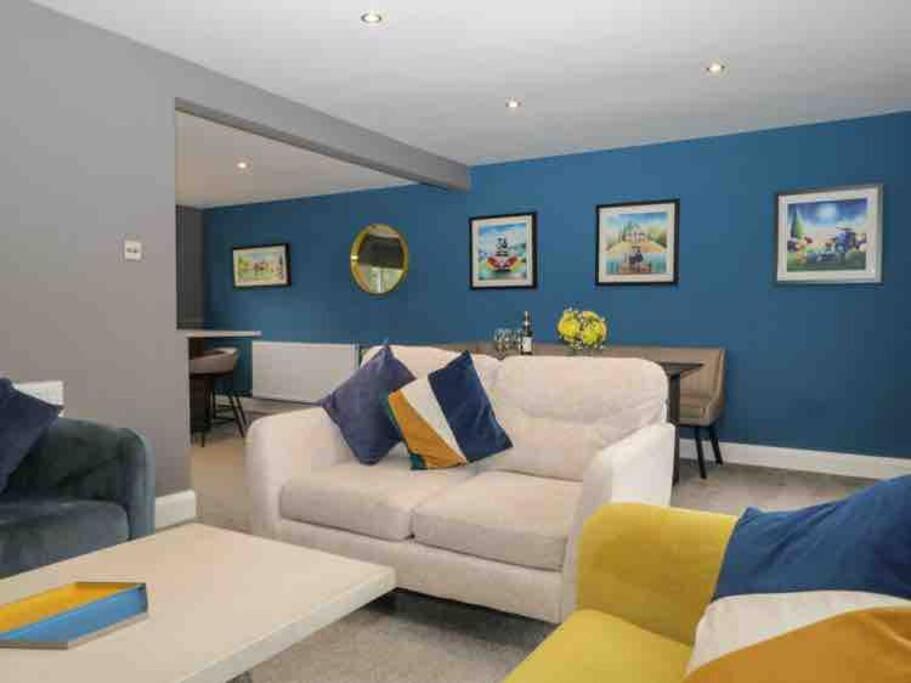 Three-Bedroom Apartment photo 1