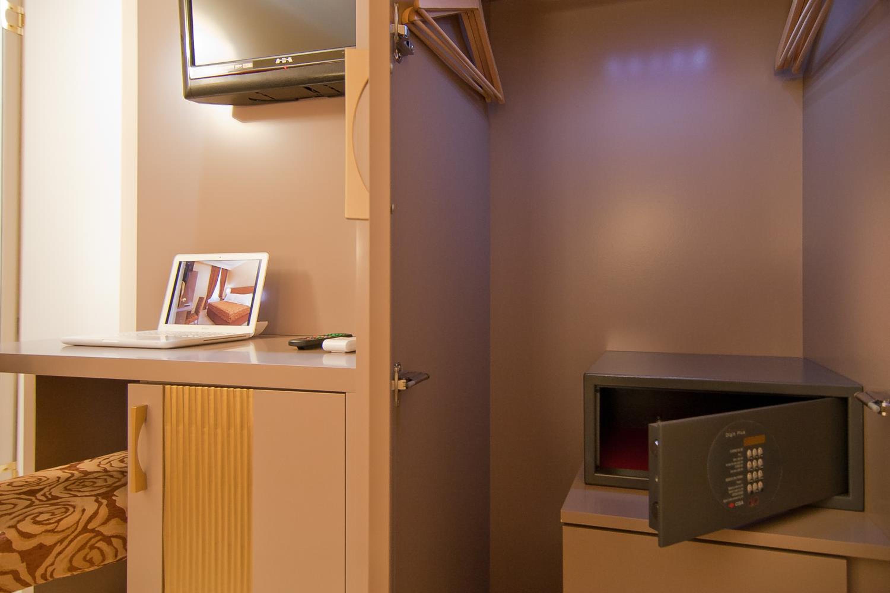 Double or Twin Room photo 3