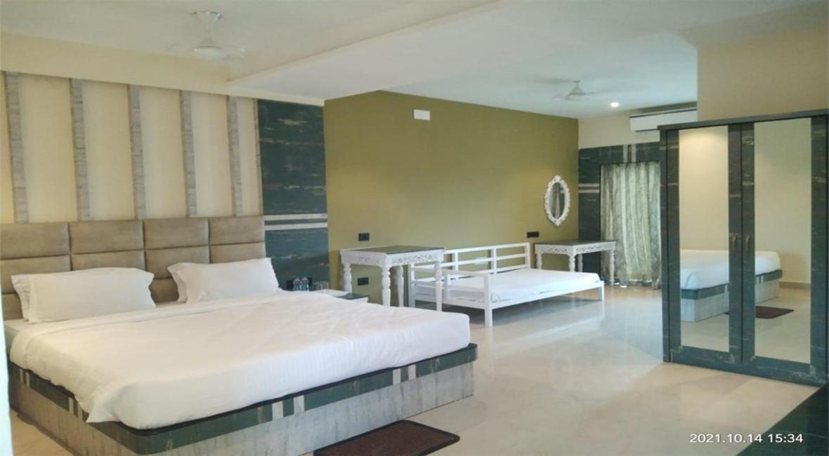 King Room with Balcony - Photo 2