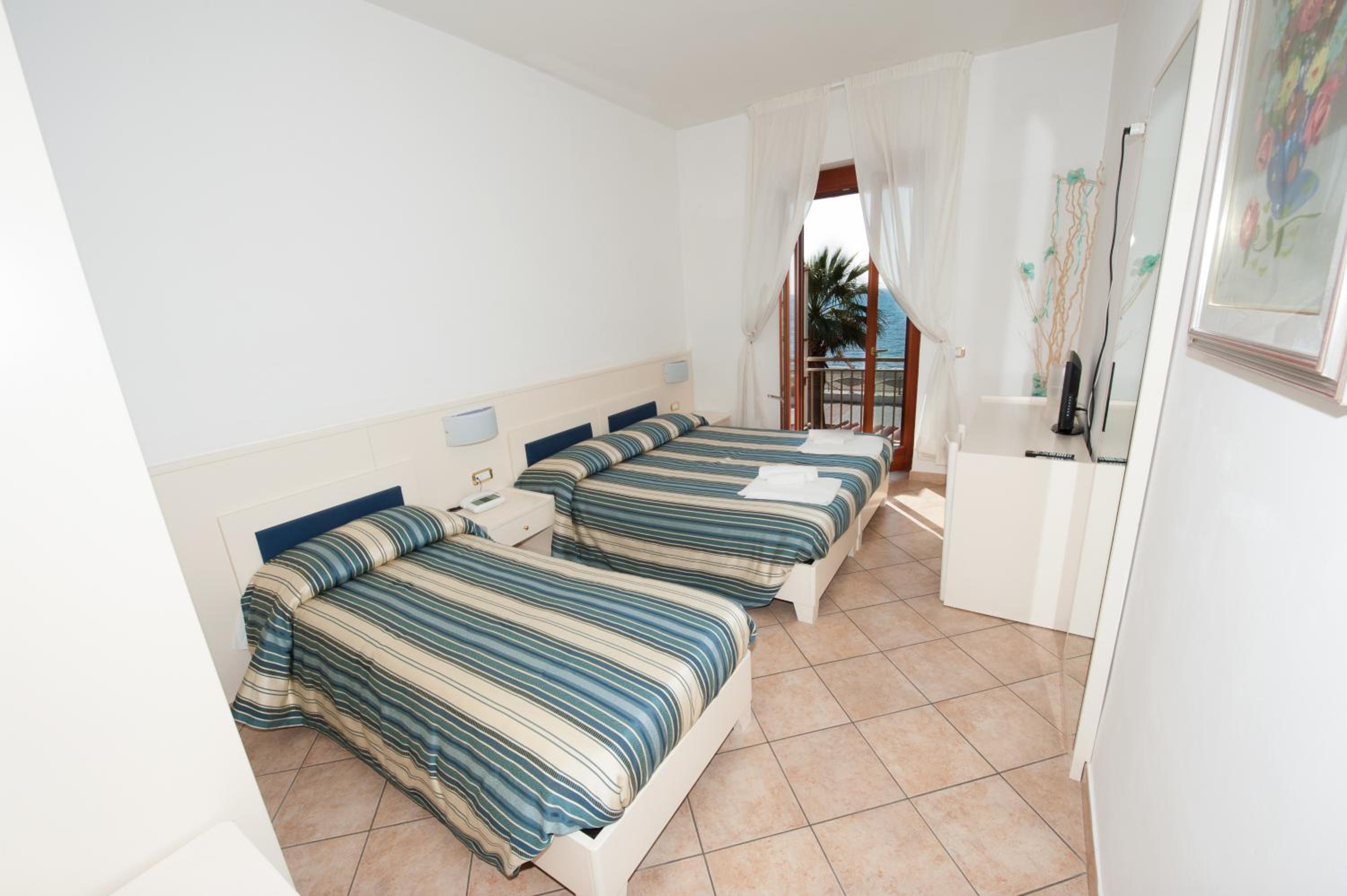 Deluxe Triple Room with Sea View photo 3