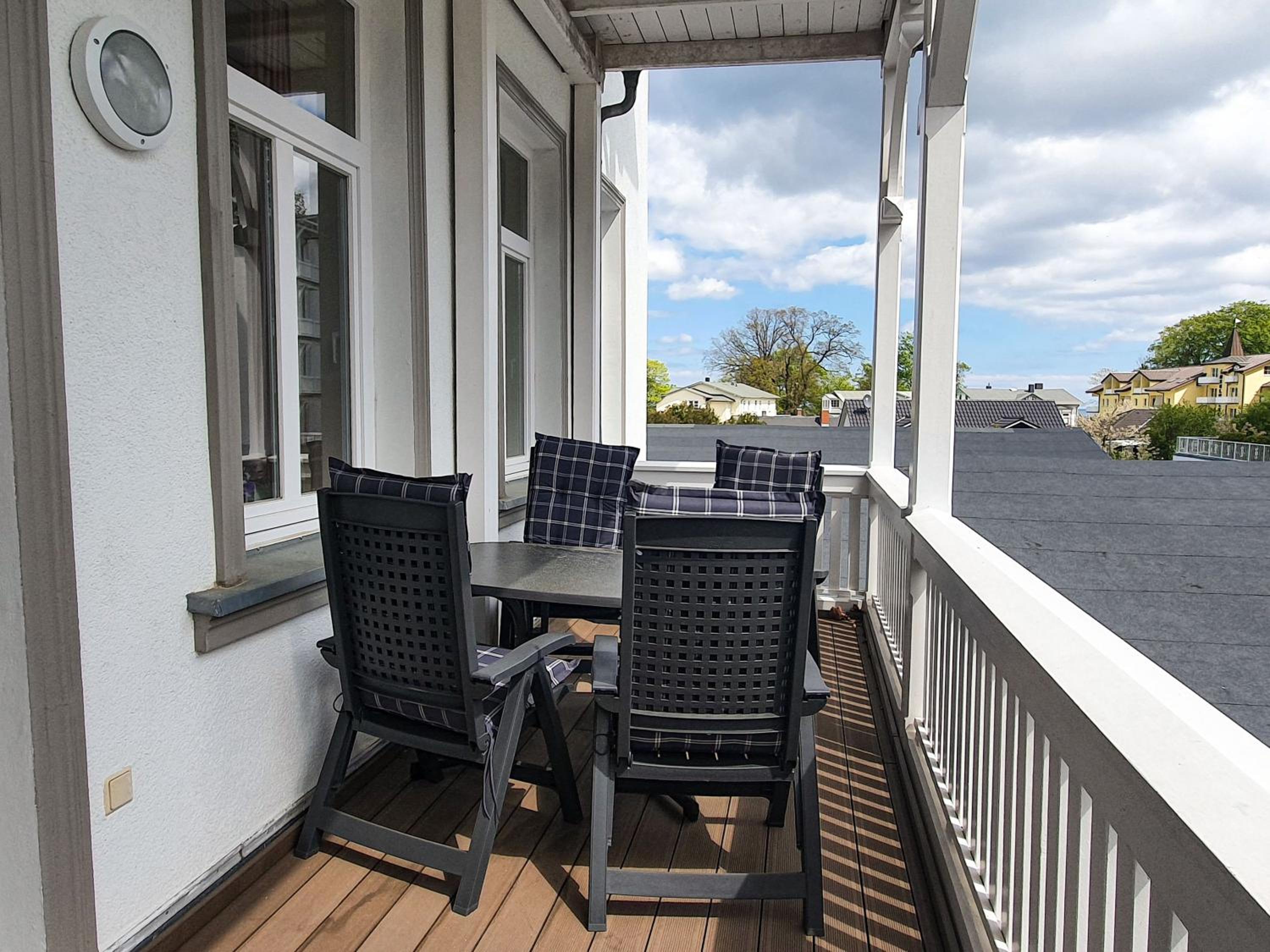 One-Bedroom Apartment with Balcony photo 3