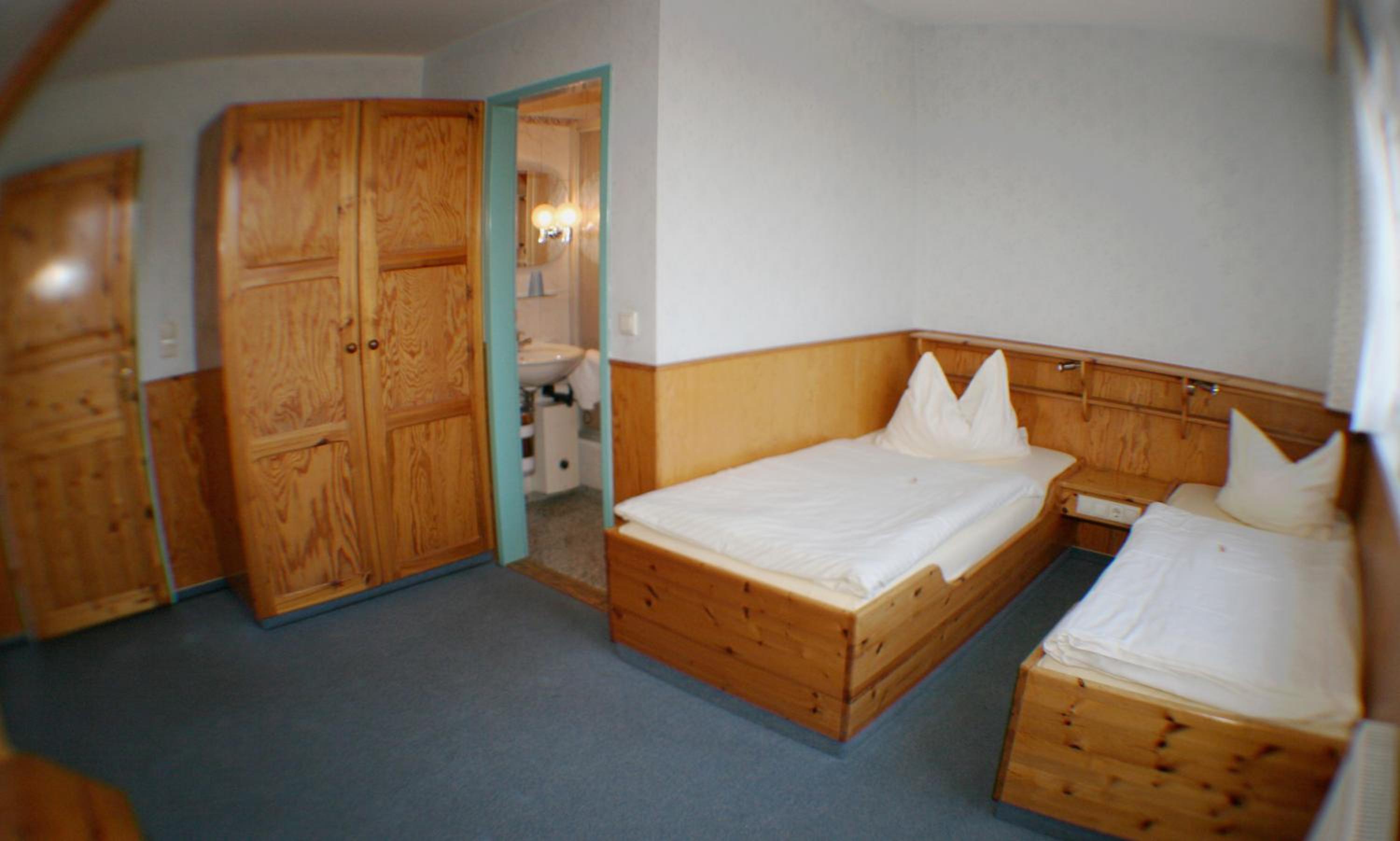 Large Twin Room - Photo 1