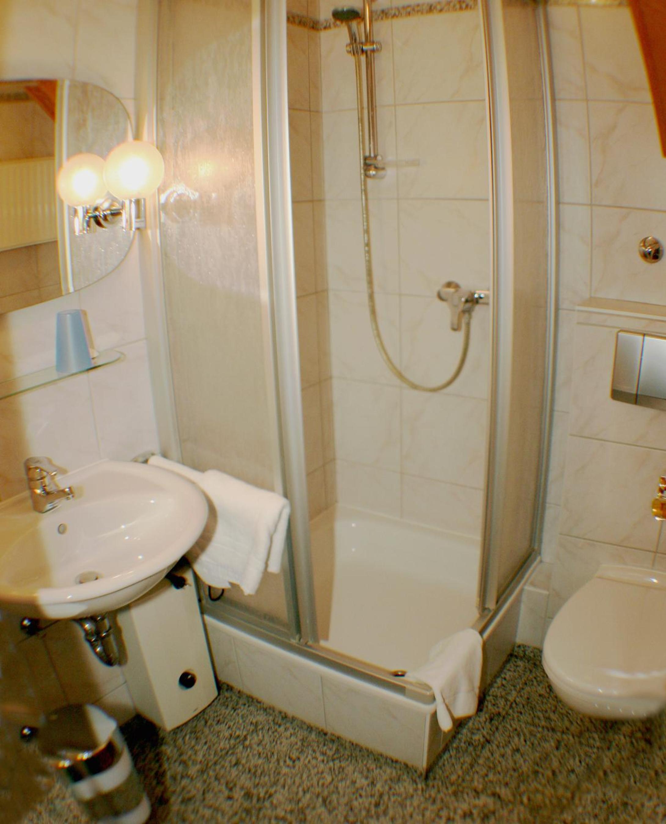 Large Twin Room - Photo 4