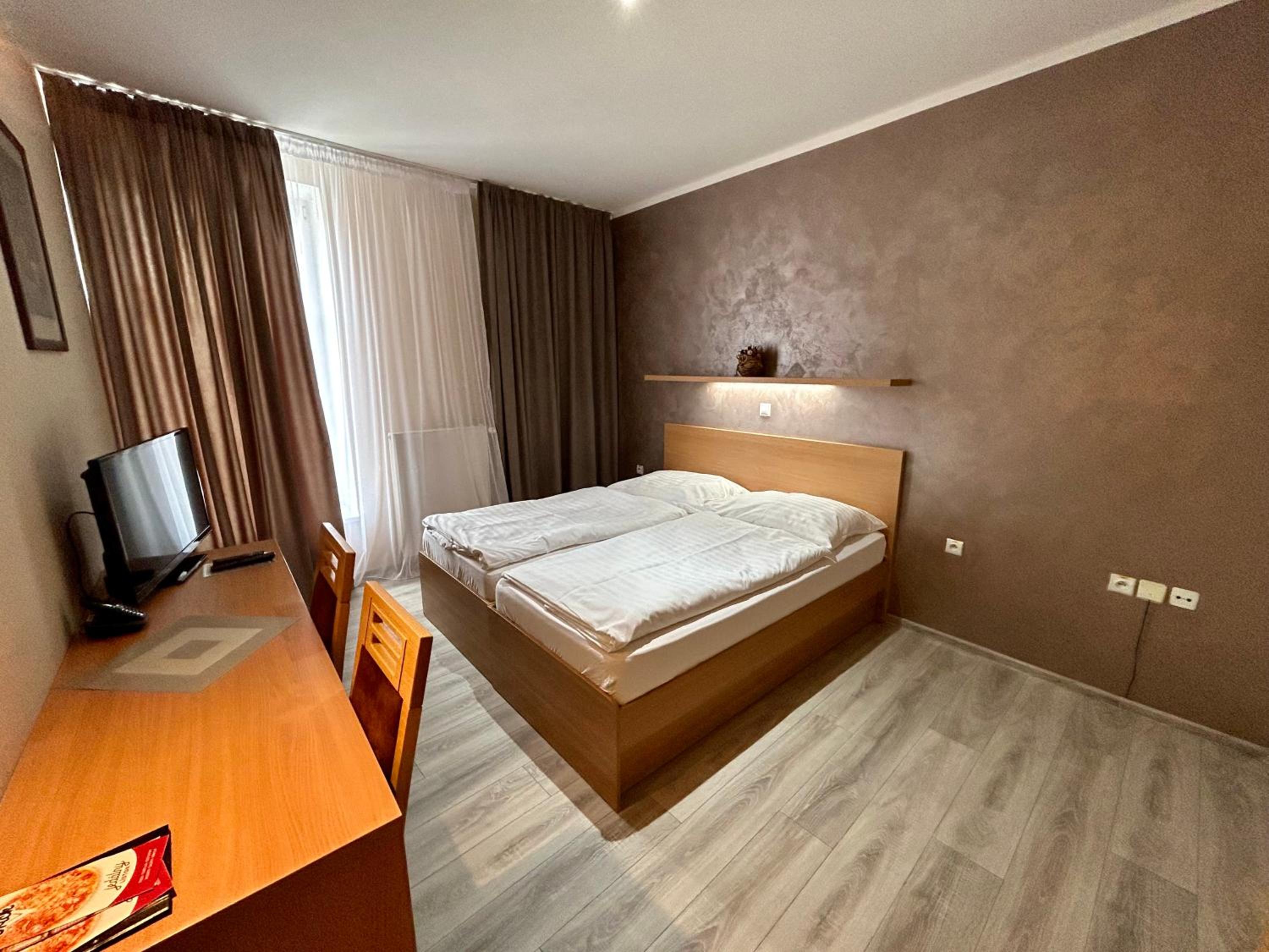 Double or Twin Room - Photo 5