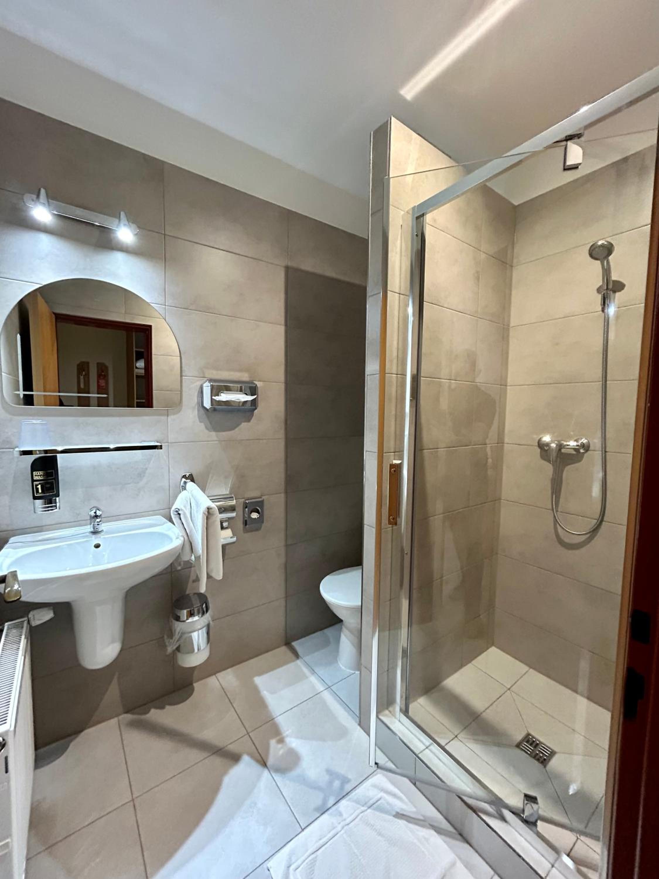 Double or Twin Room - Photo 4