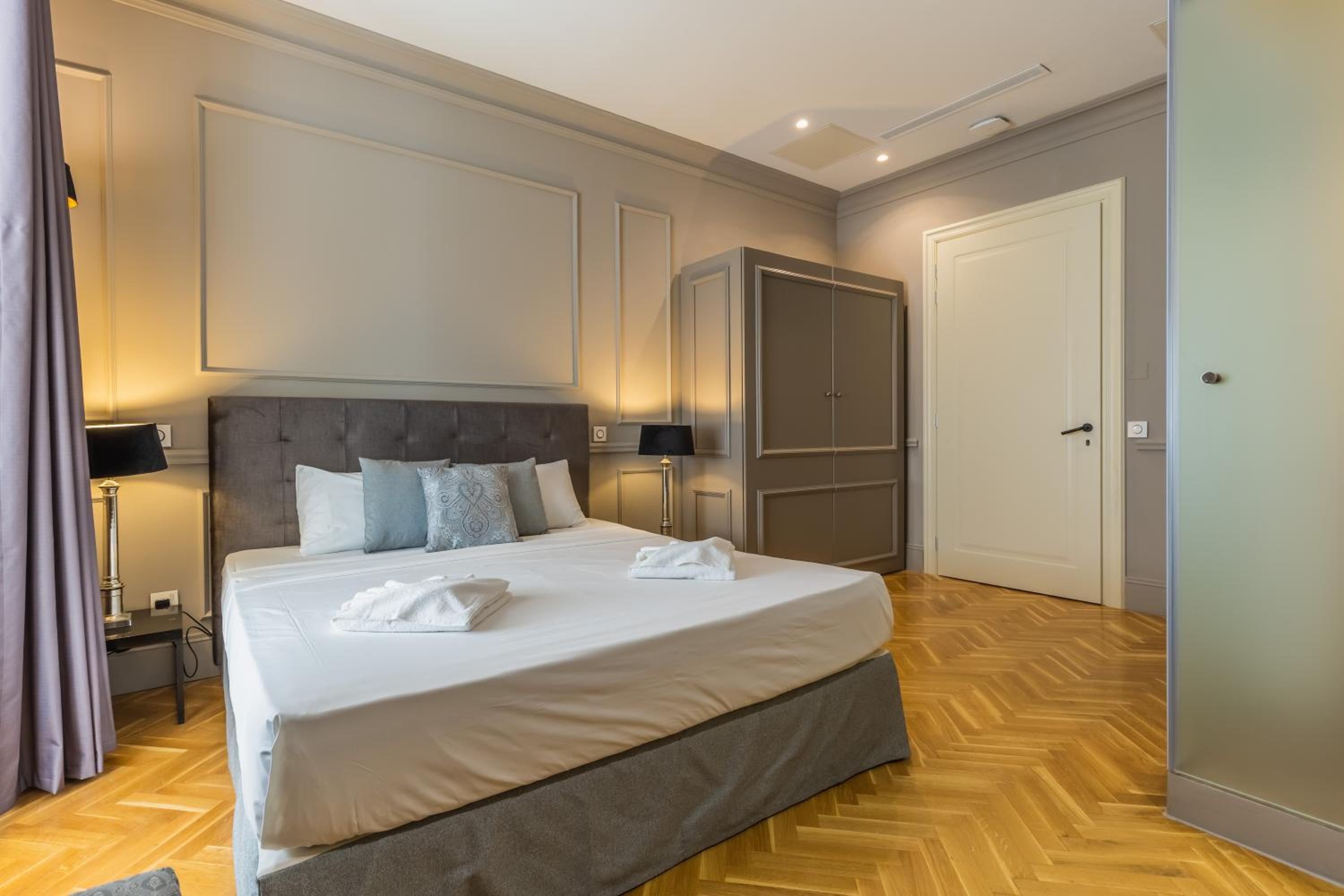 Deluxe Double Room with Balcony photo 2