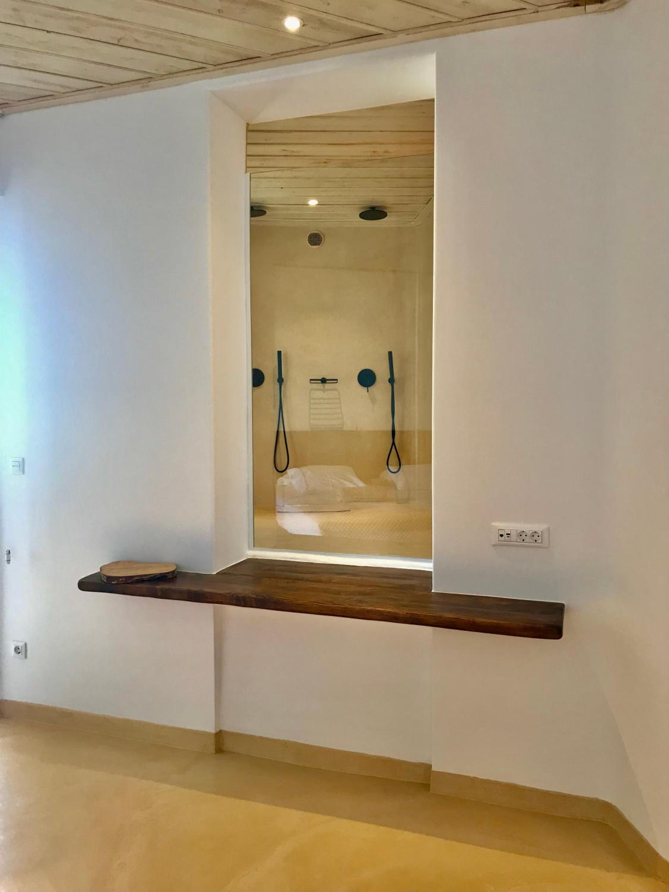 Superior Suite with Sea View - Photo 25