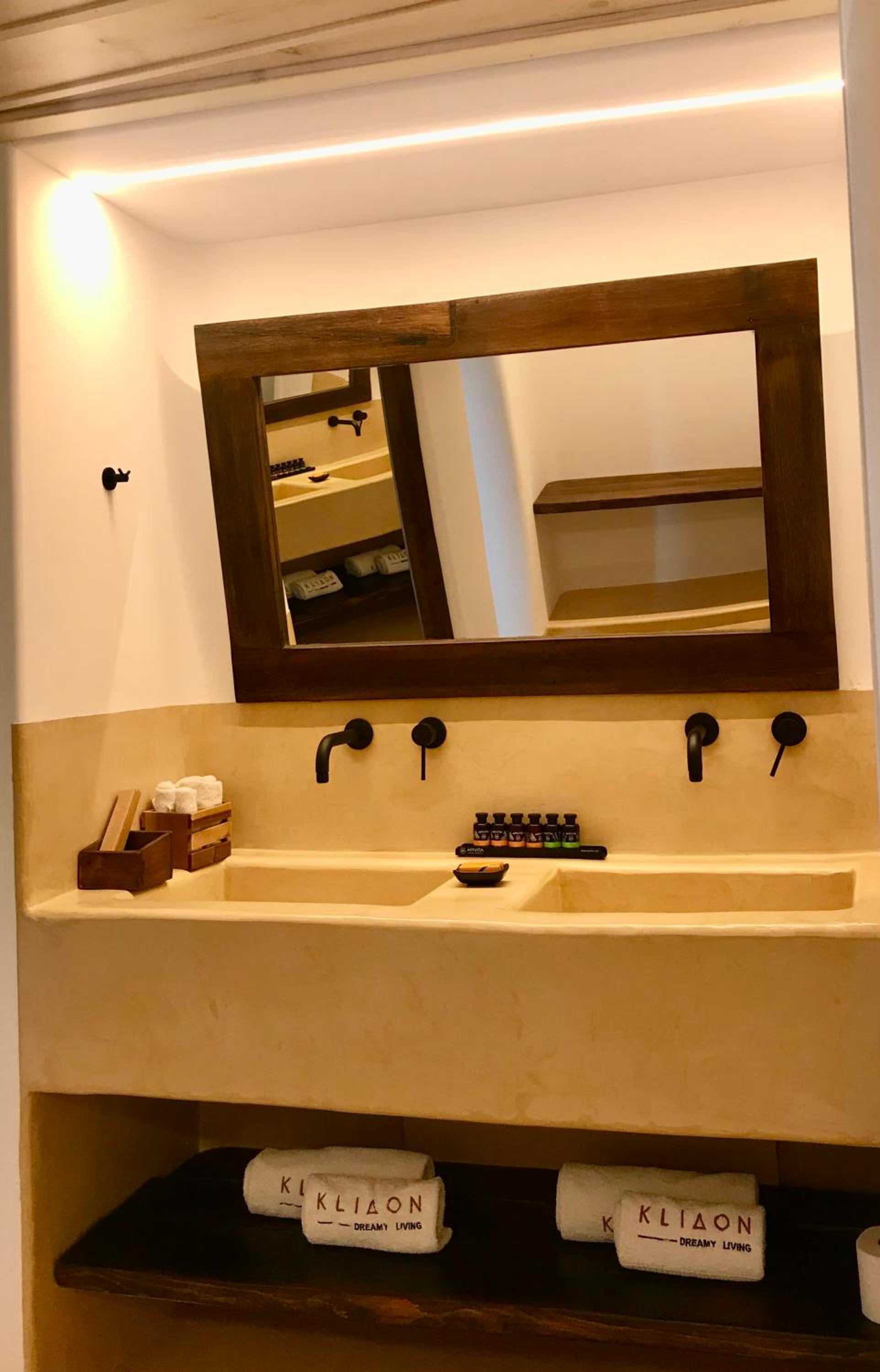 Superior Suite with Sea View - Photo 14