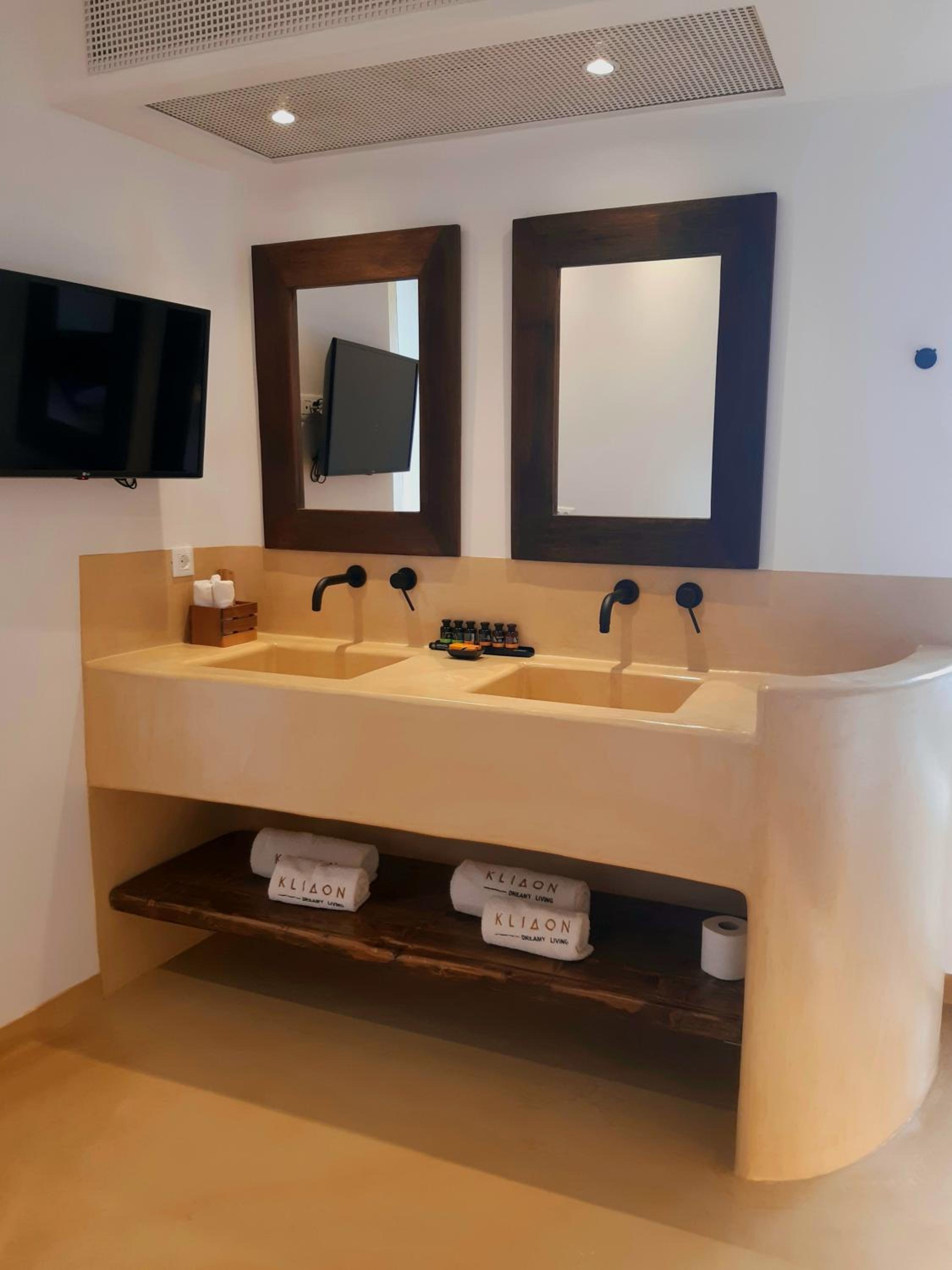 Superior Suite with Sea View - Photo 11