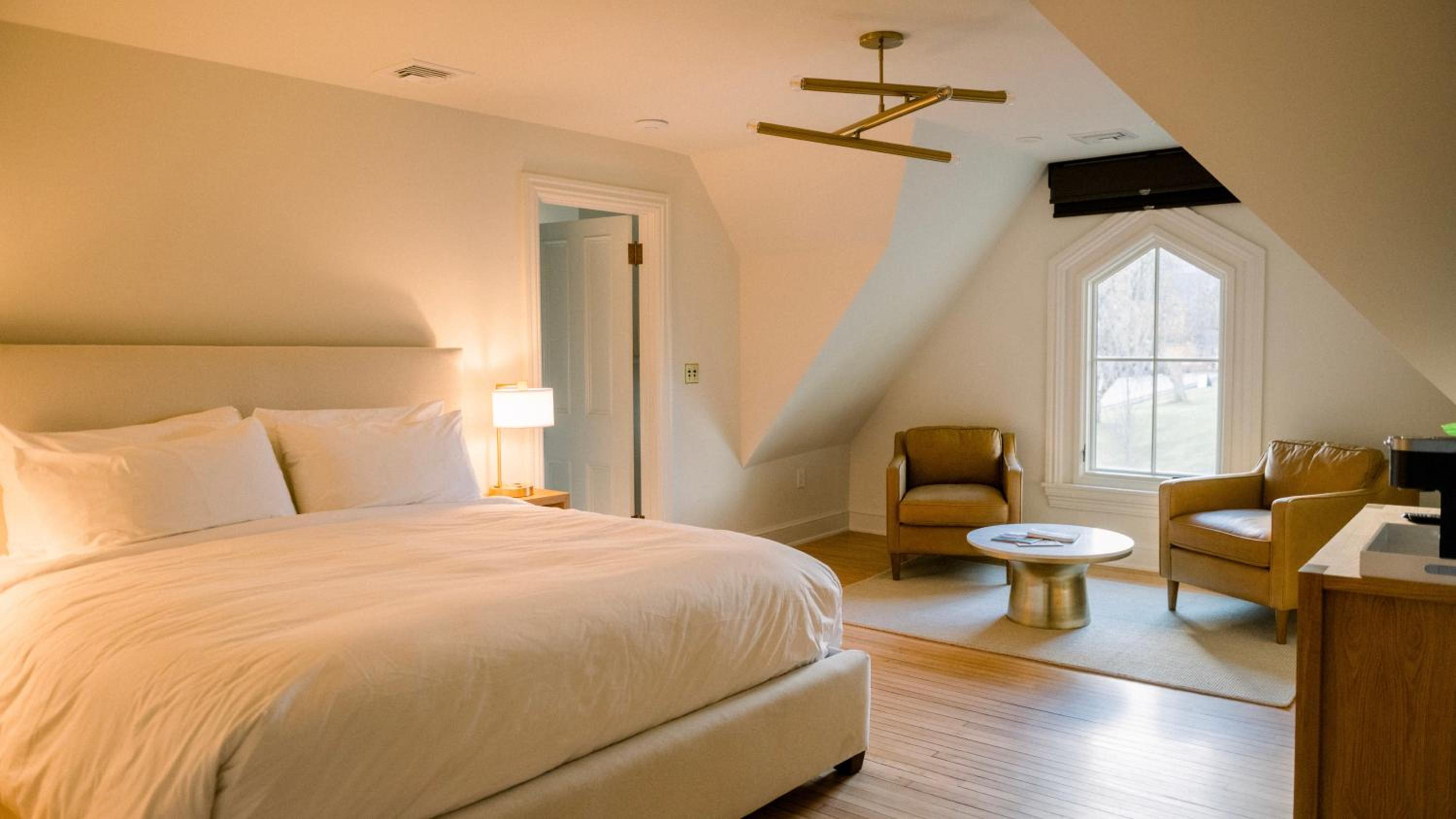 Suite - Photo 1