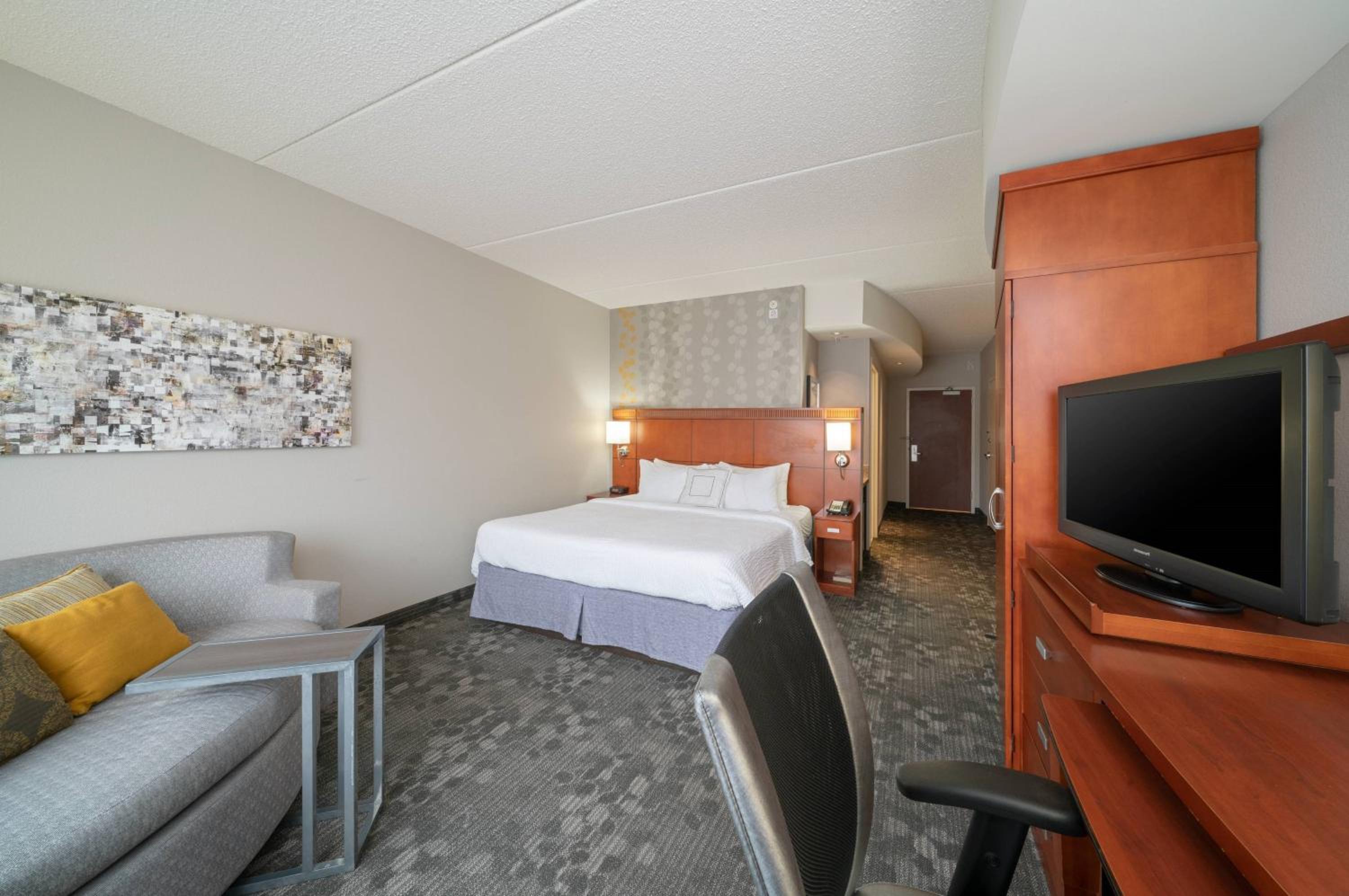 King Room with Sofa Bed - Photo 1