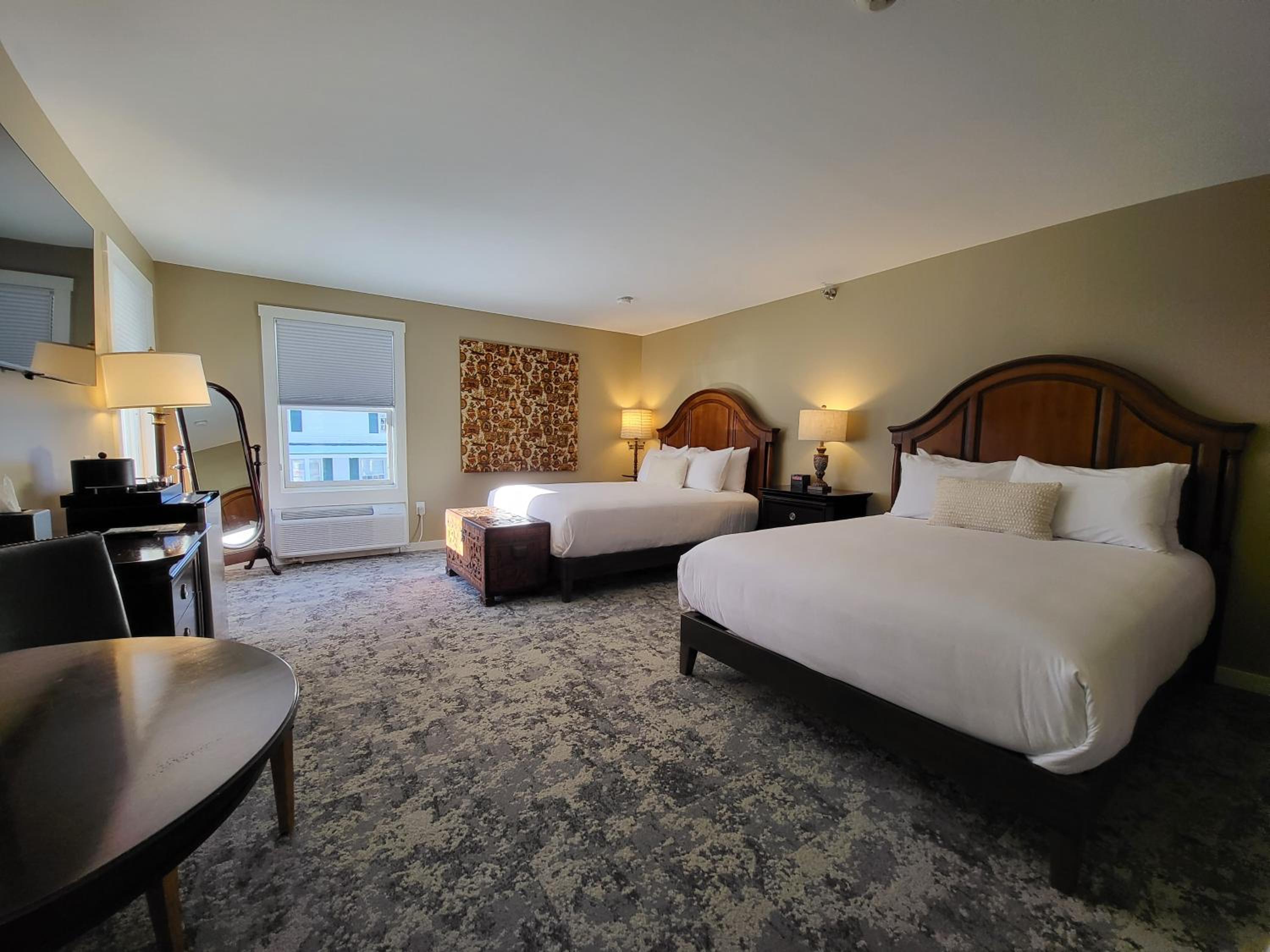 Queen Room with Two Queen Beds - Photo 8