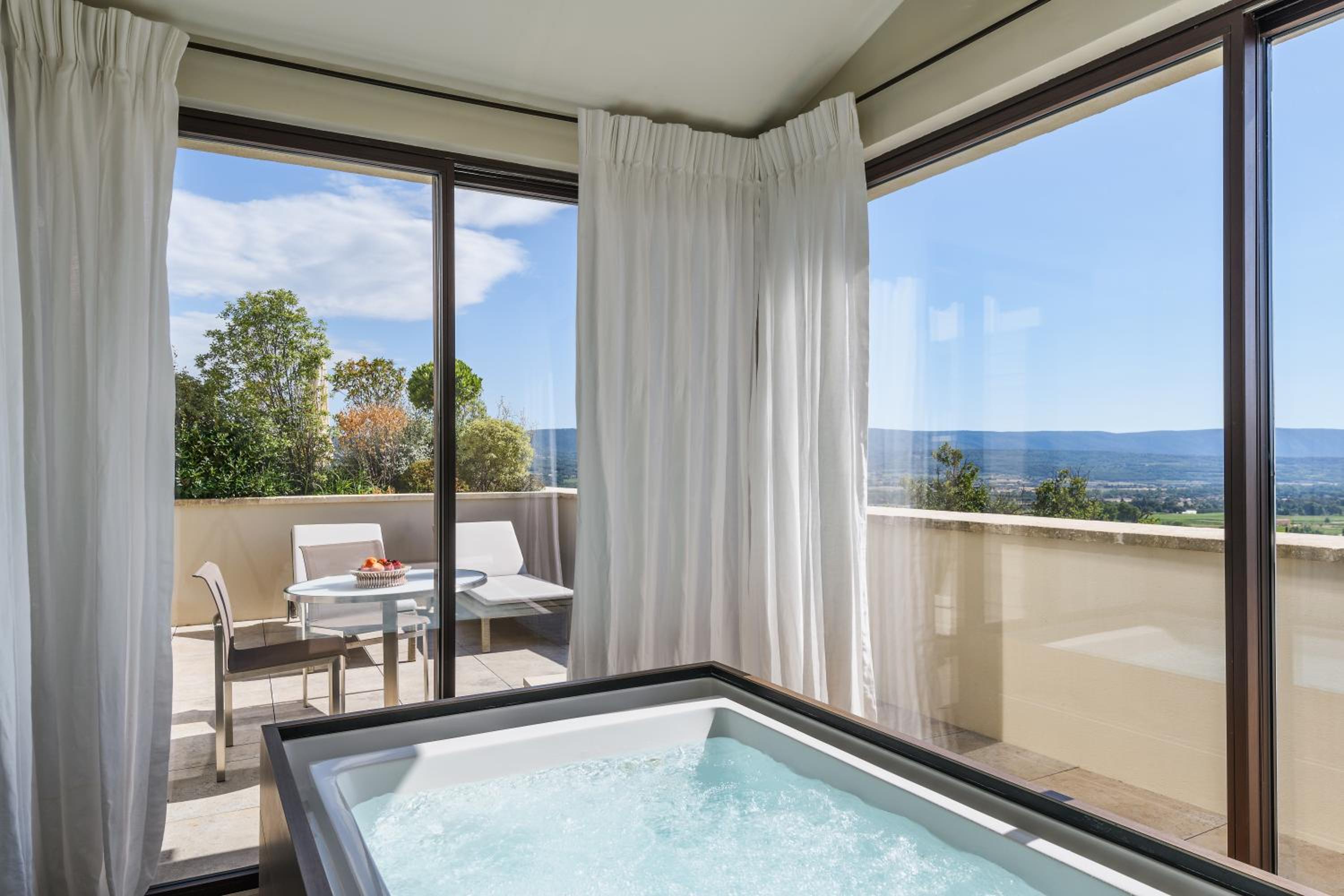 Deluxe Suite with Spa Bath - Photo 6