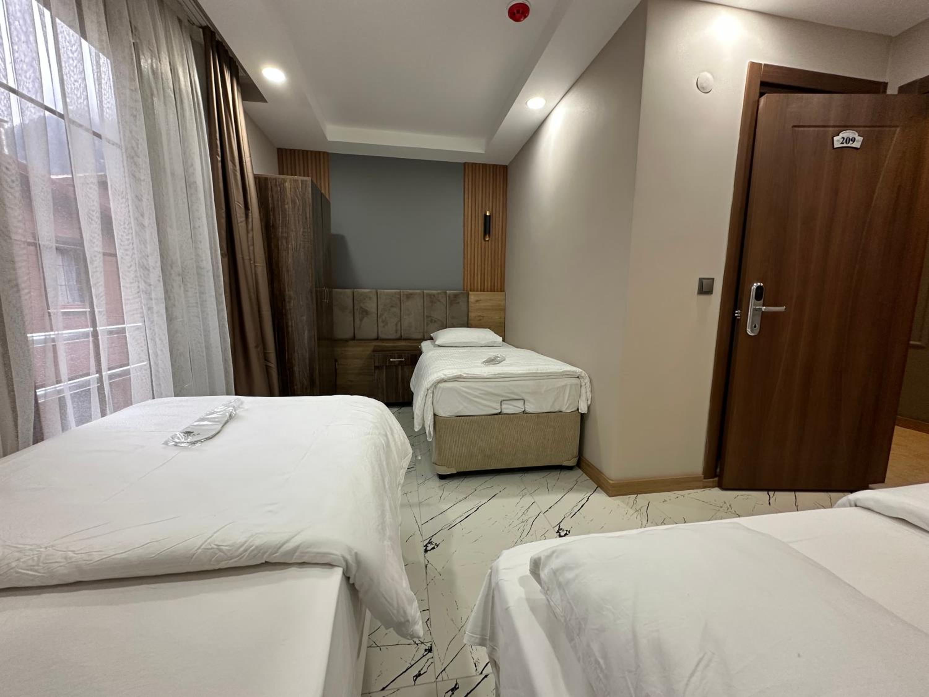 Economy Triple Room - Photo 2