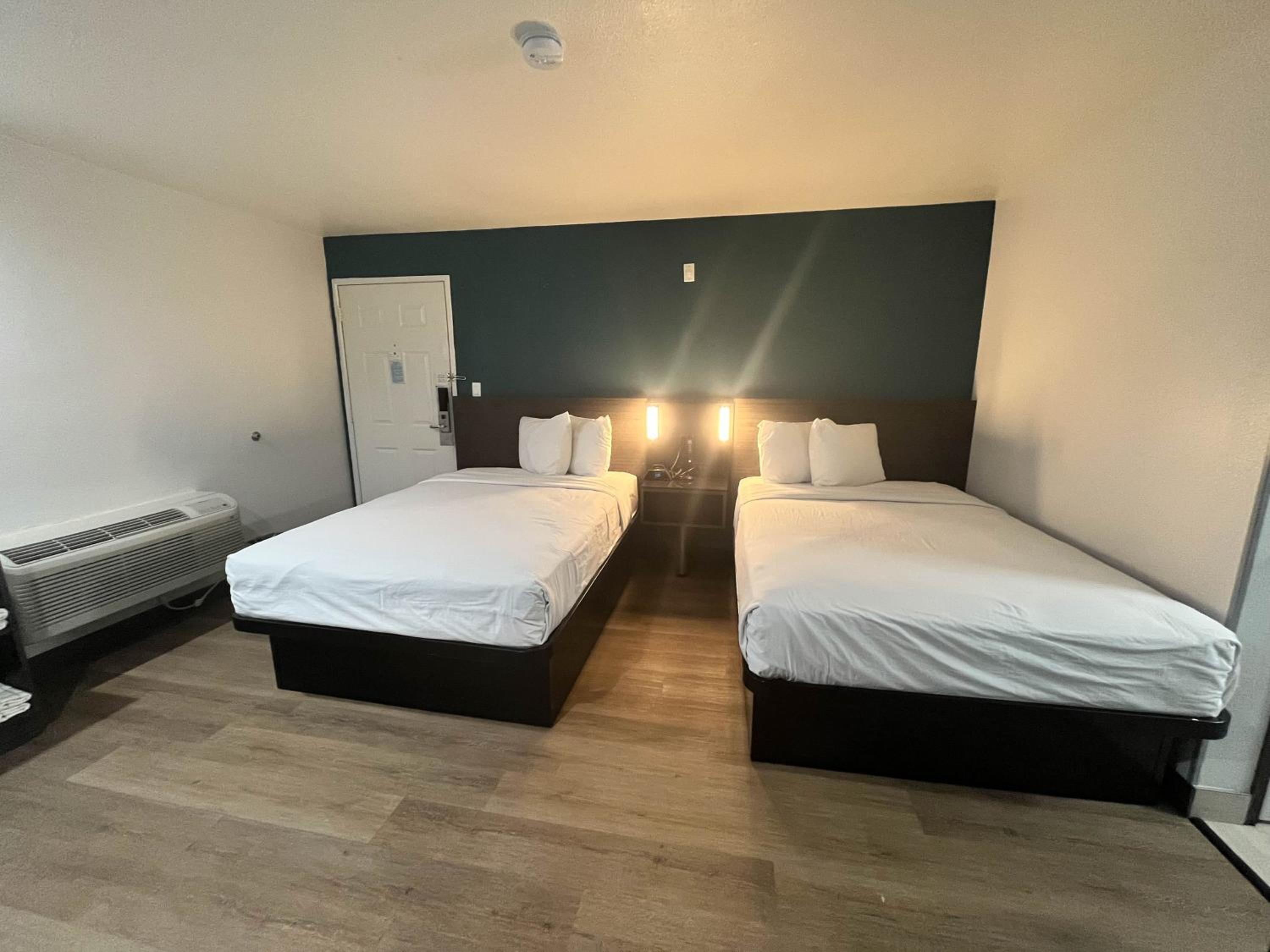 Quadruple Room - Non-Smoking - Photo 9