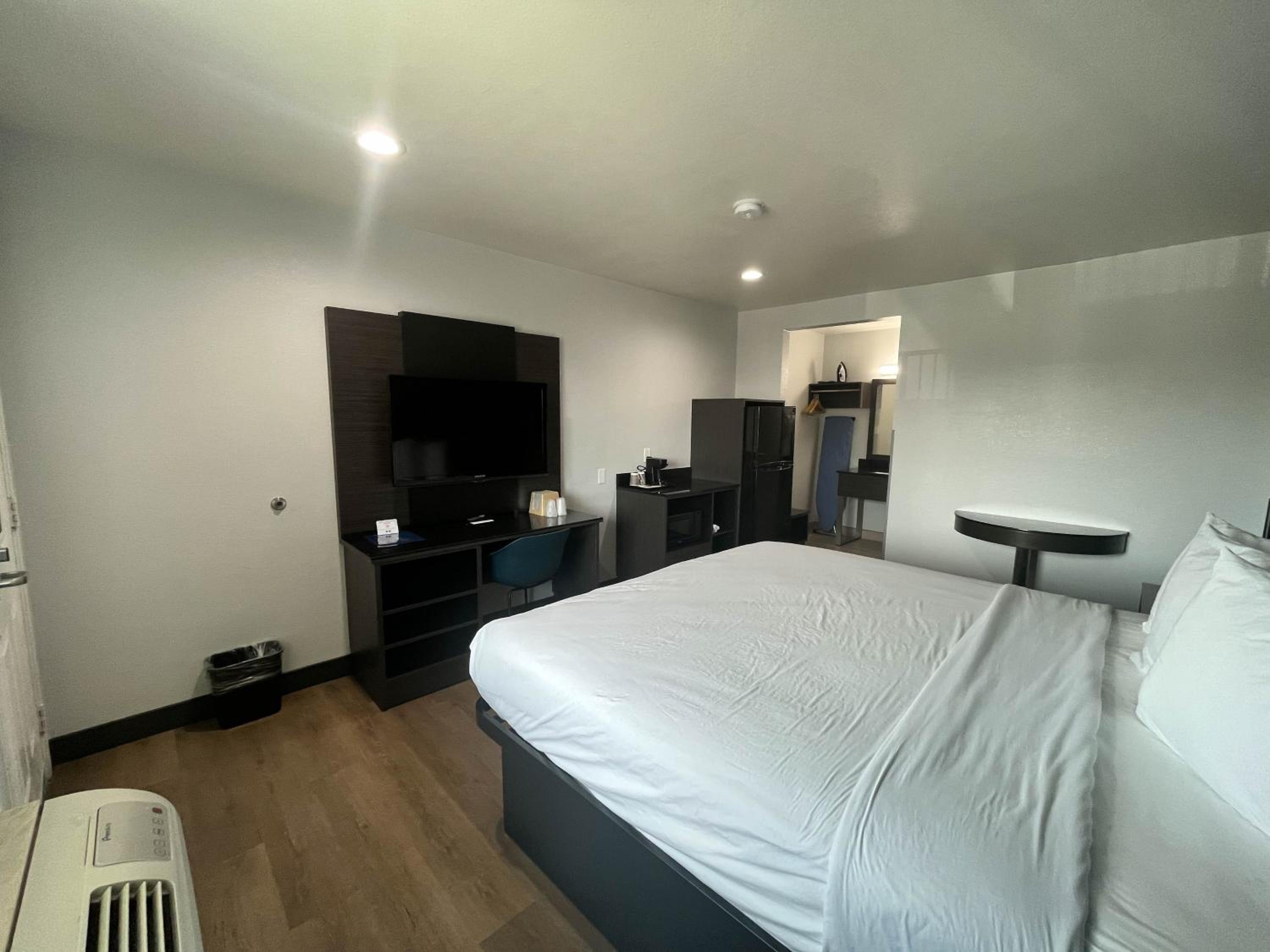 King Room - Non-Smoking - Photo 13