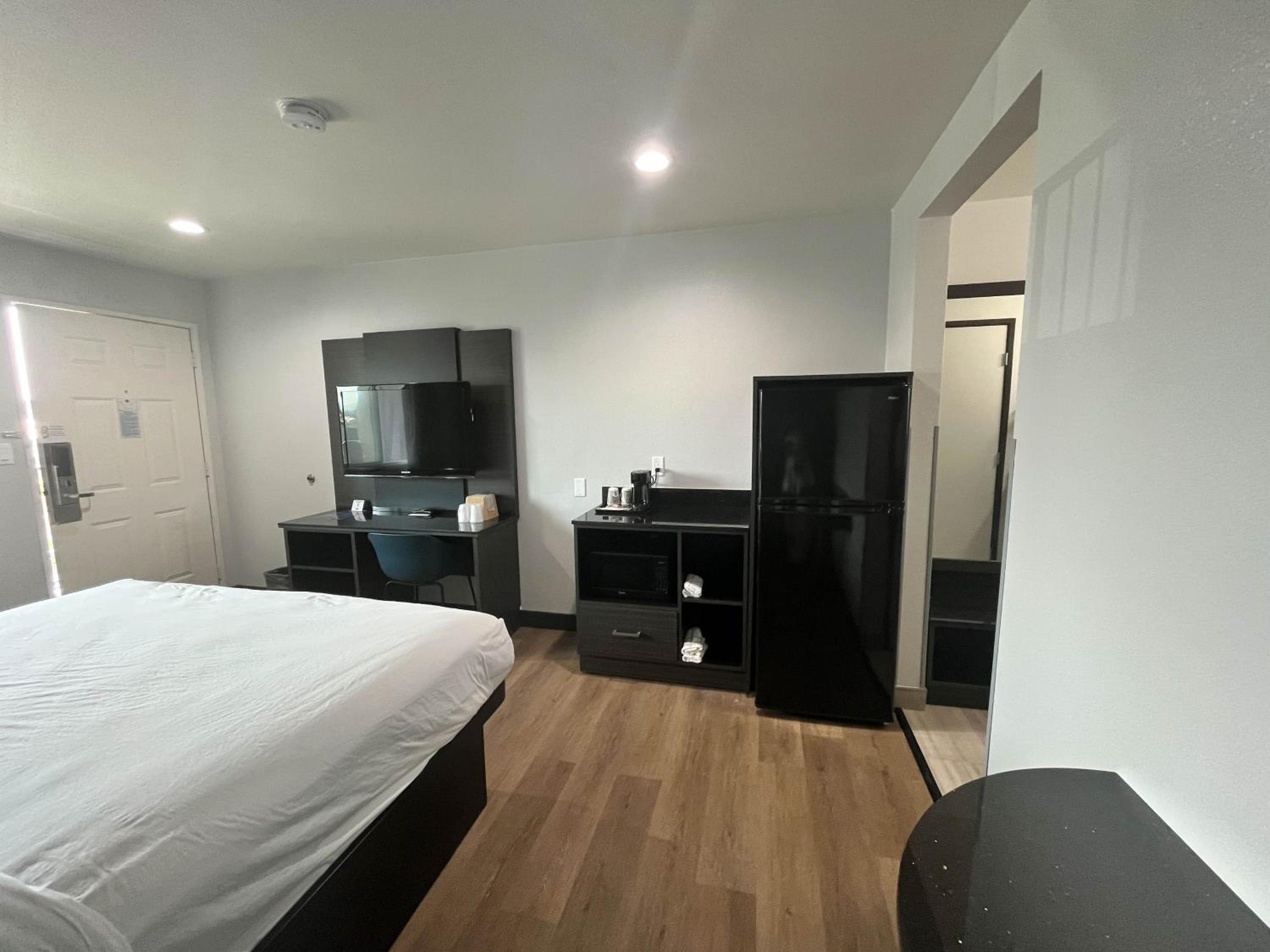 King Room - Non-Smoking - Photo 15