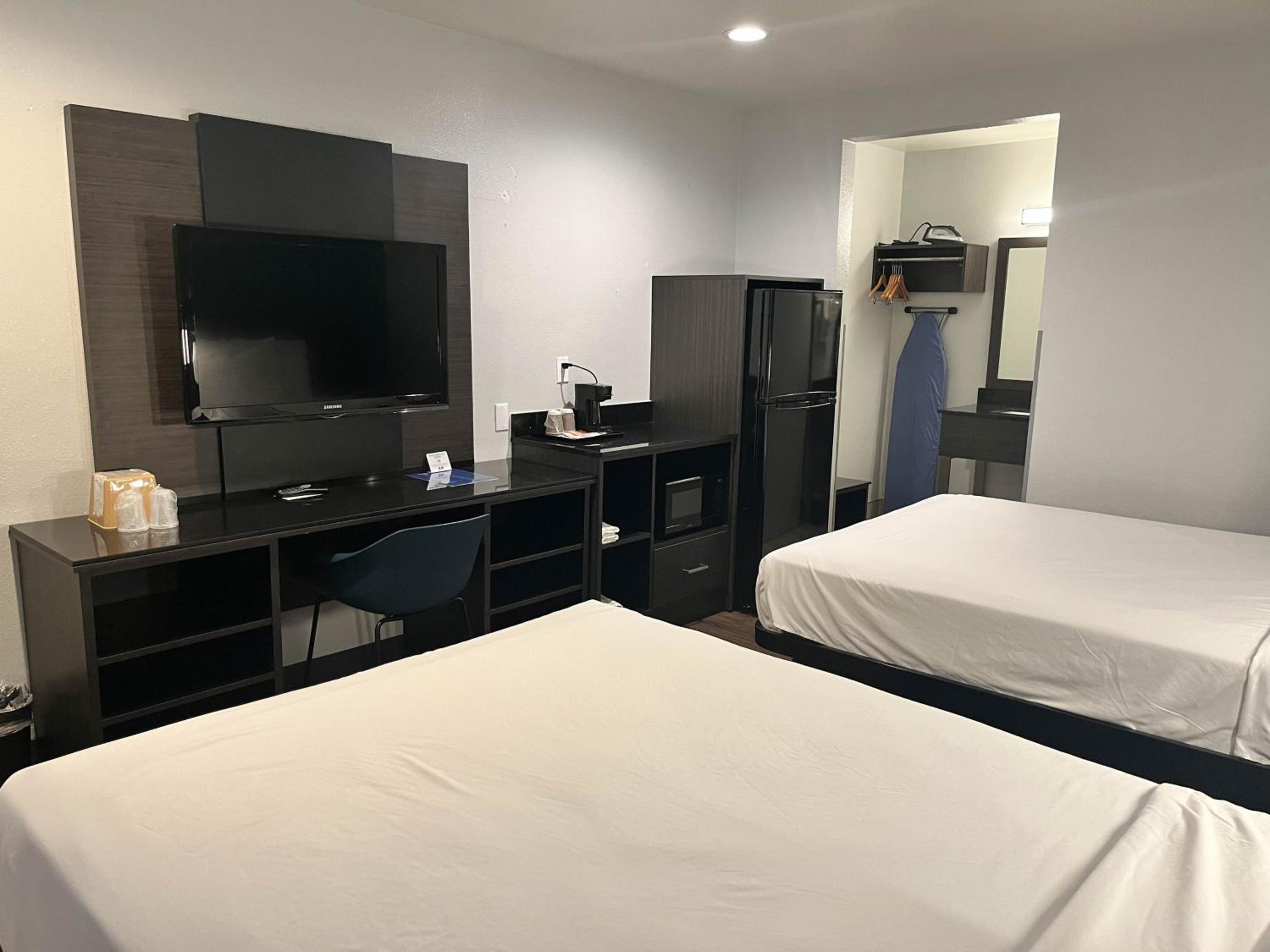 Quadruple Room - Non-Smoking - Photo 14