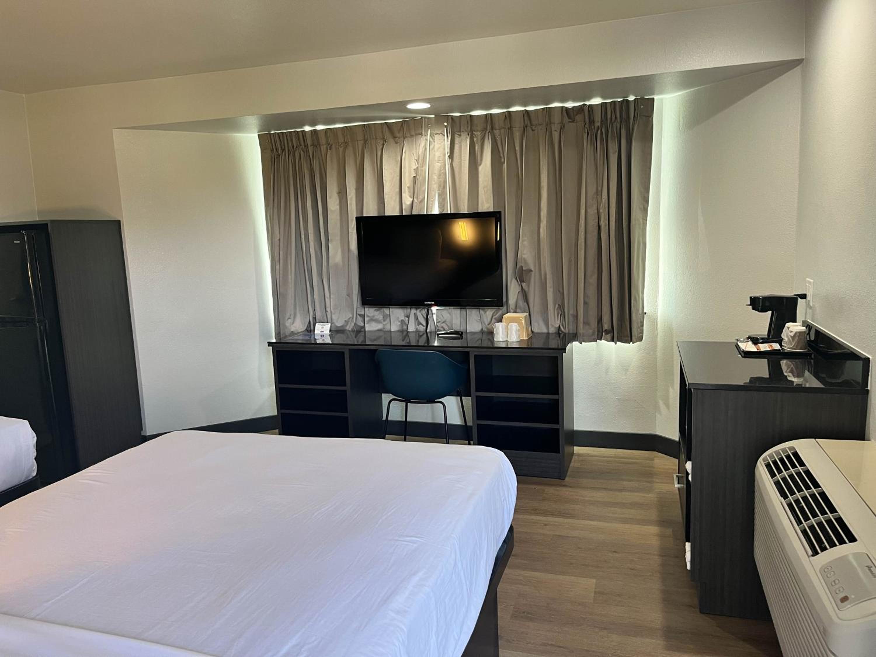 Quadruple Room - Non-Smoking - Photo 12