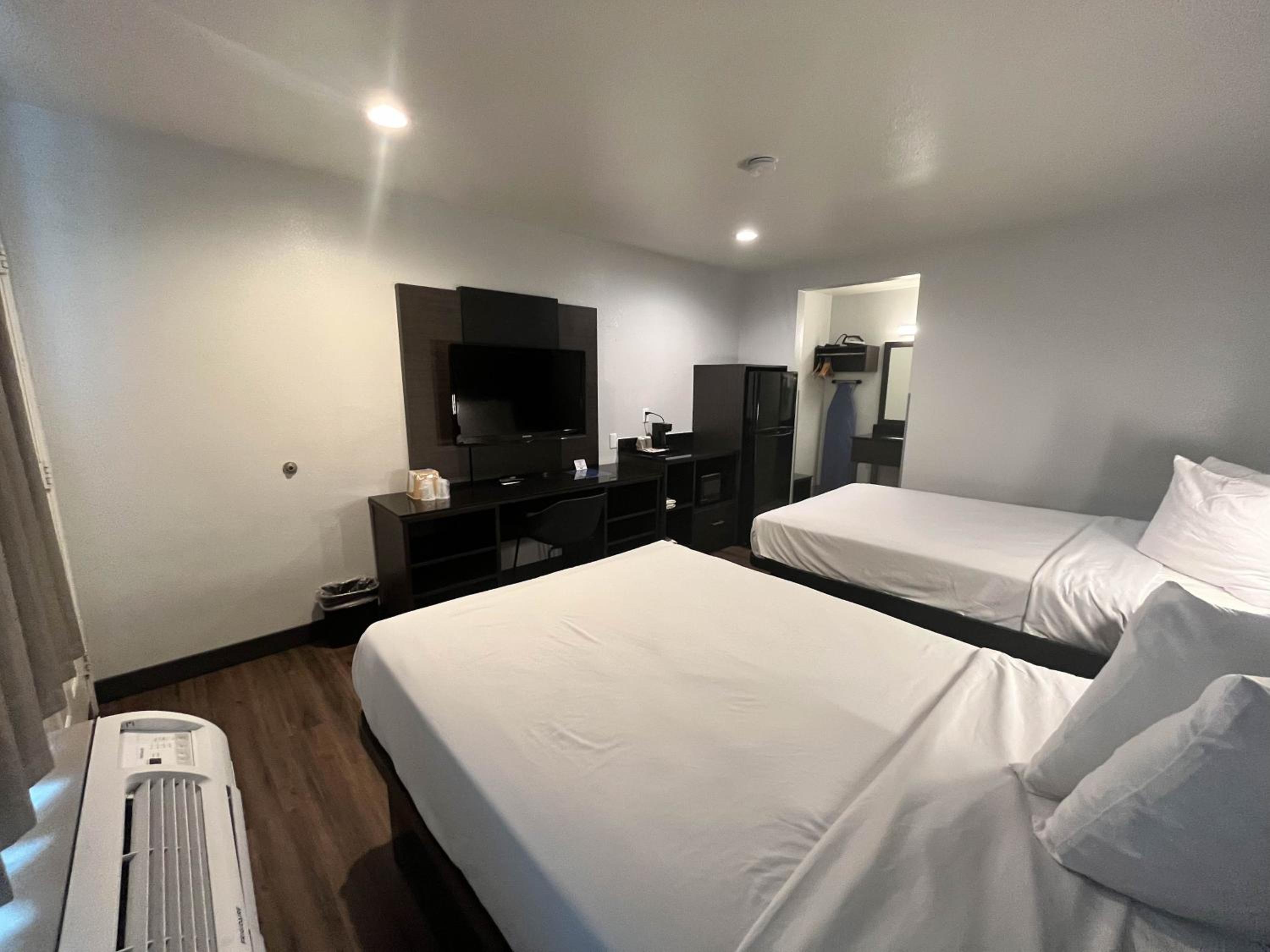 Quadruple Room - Non-Smoking - Photo 11