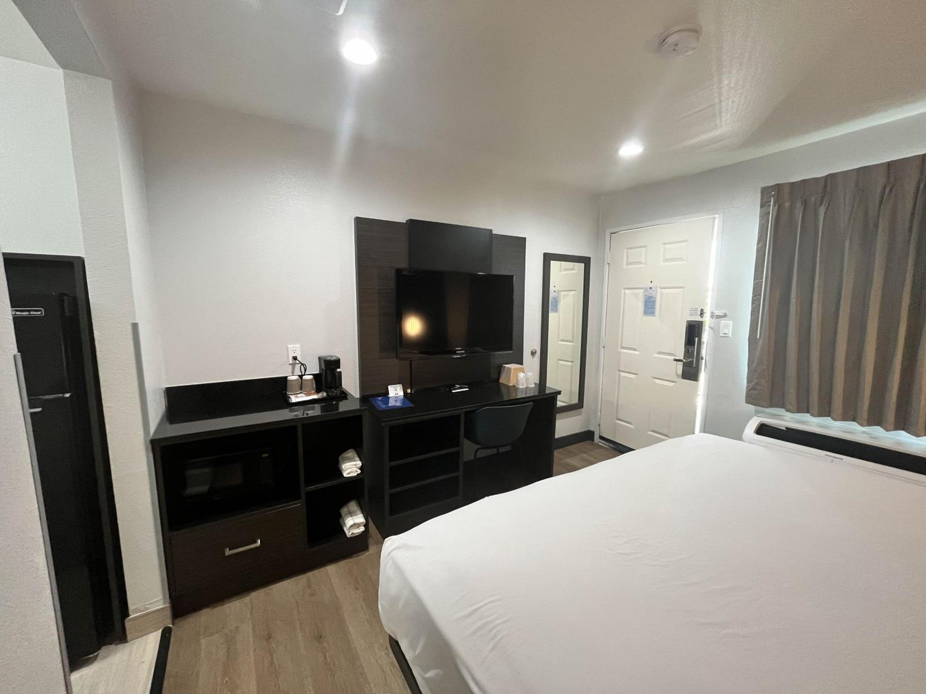 King Room - Non-Smoking - Photo 2
