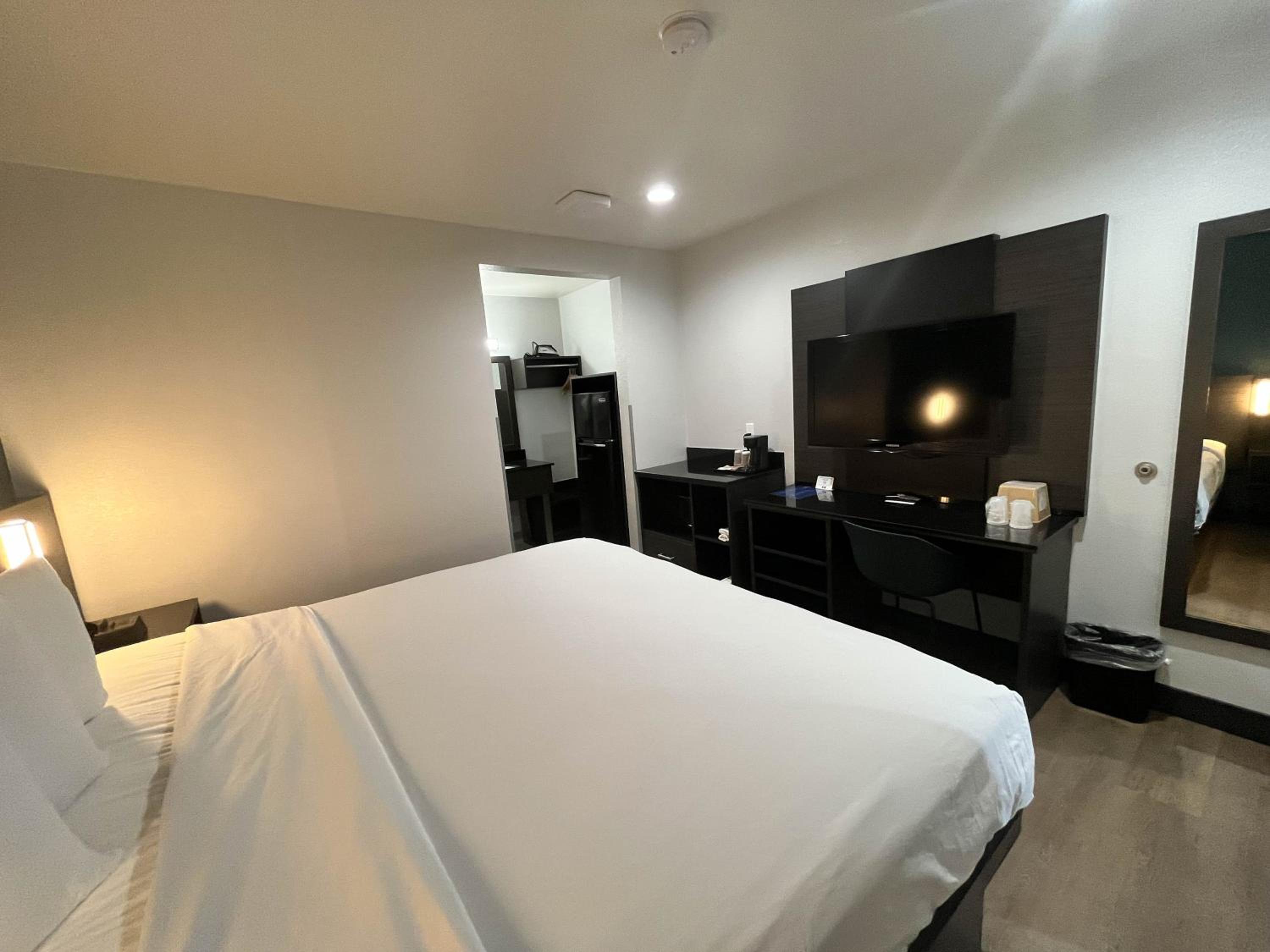 King Room - Non-Smoking - Photo 3