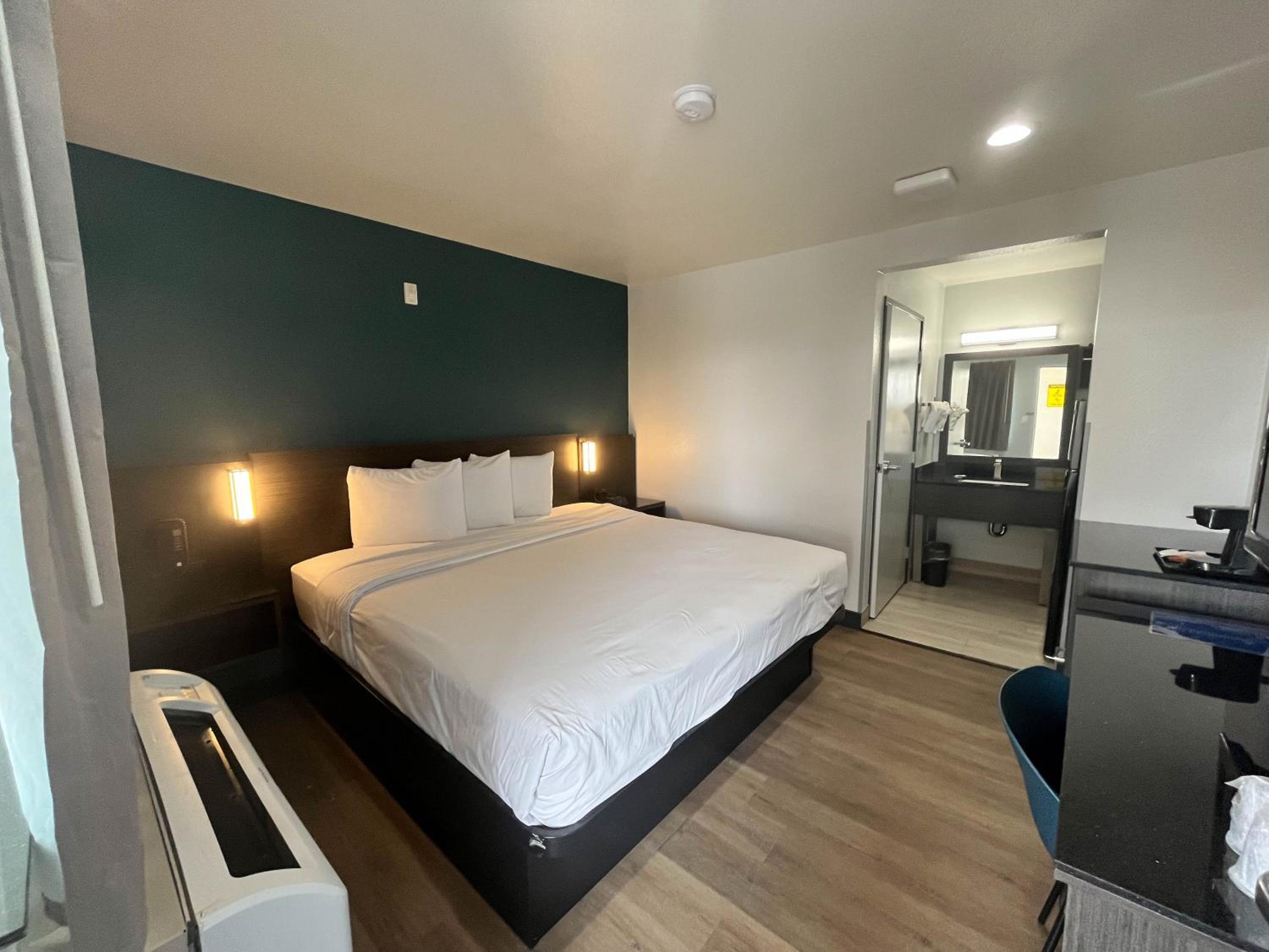 King Room - Non-Smoking - Photo 4