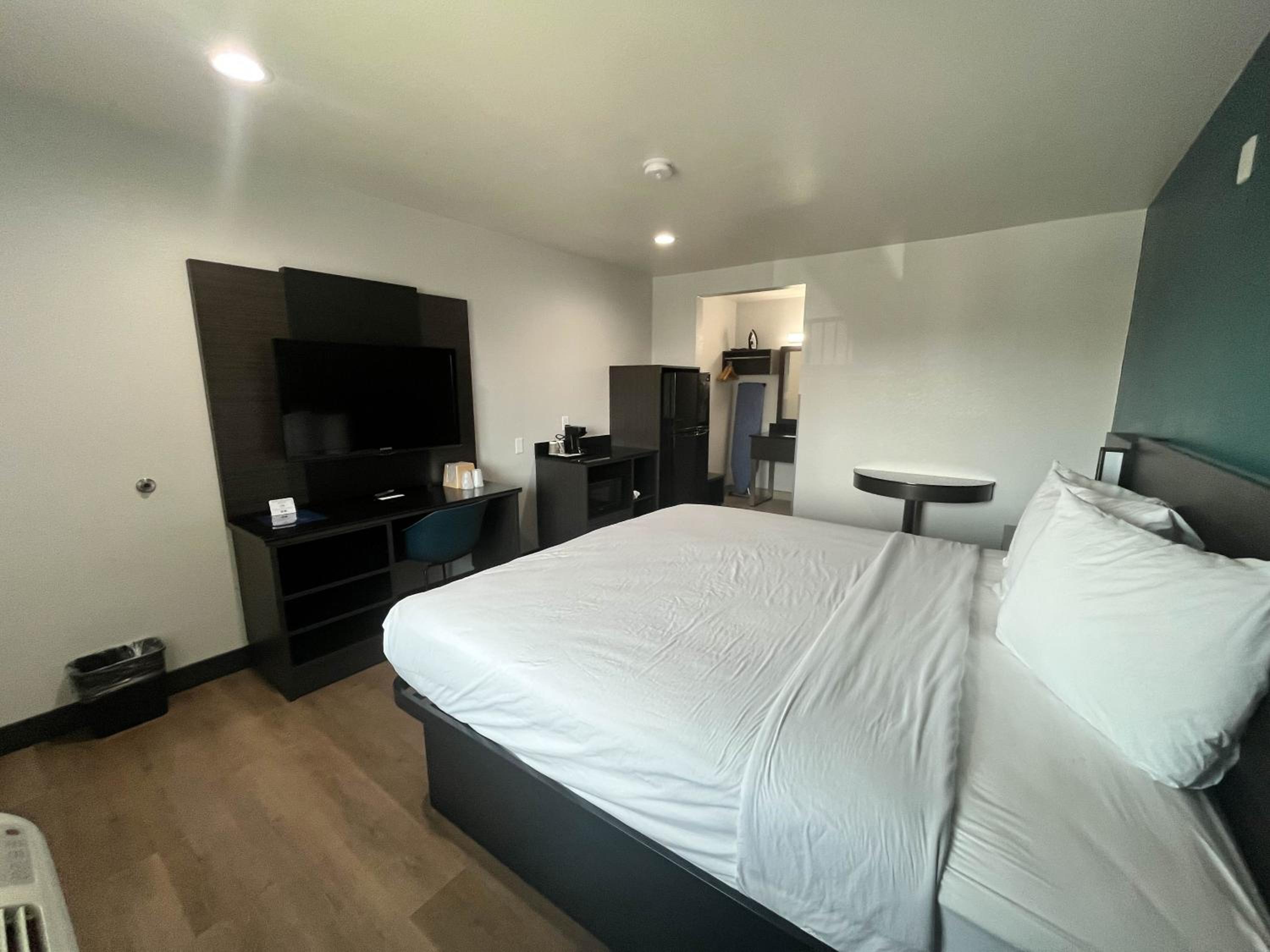 King Room - Non-Smoking - Photo 17