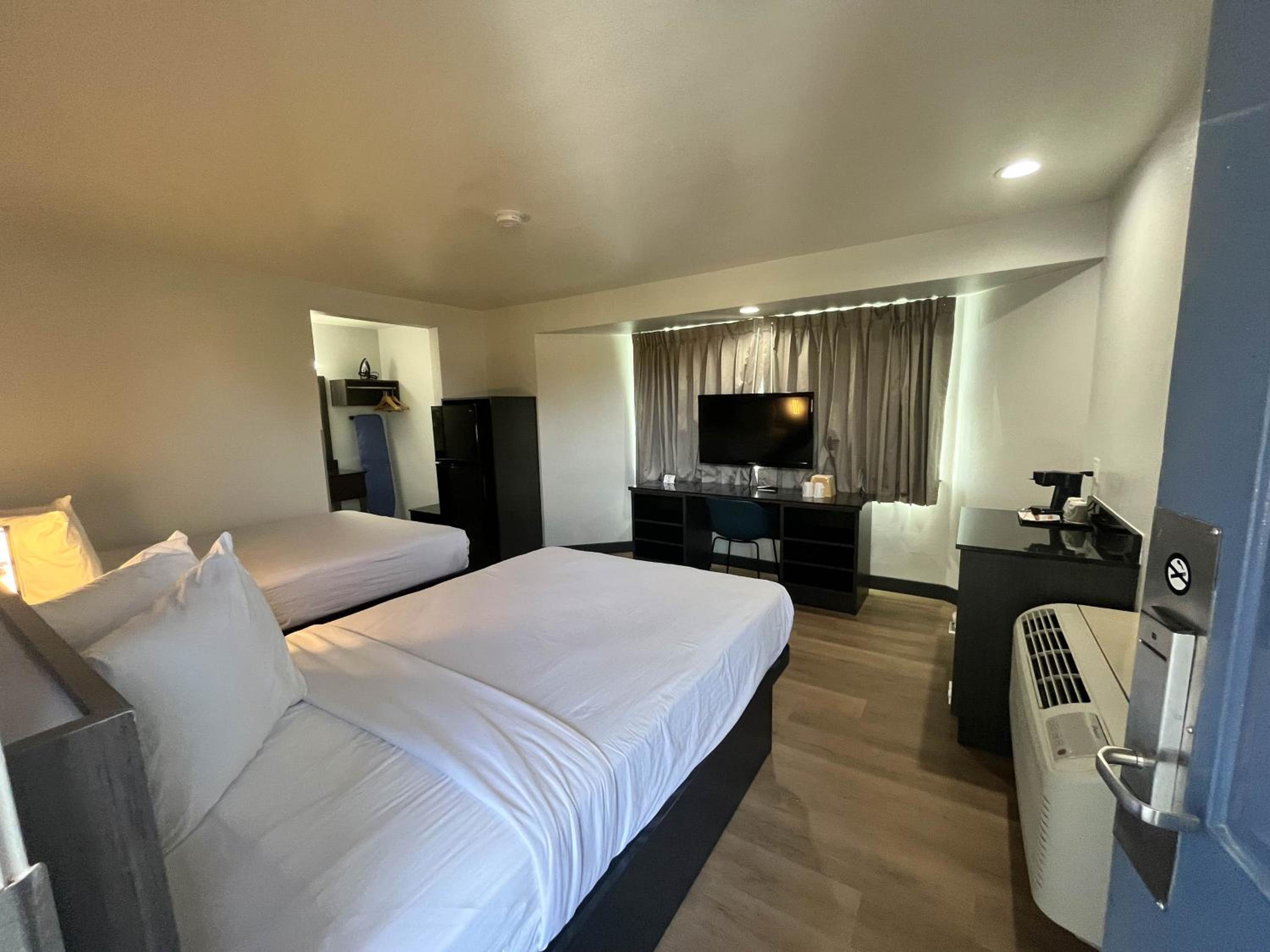 Quadruple Room - Non-Smoking - Photo 7